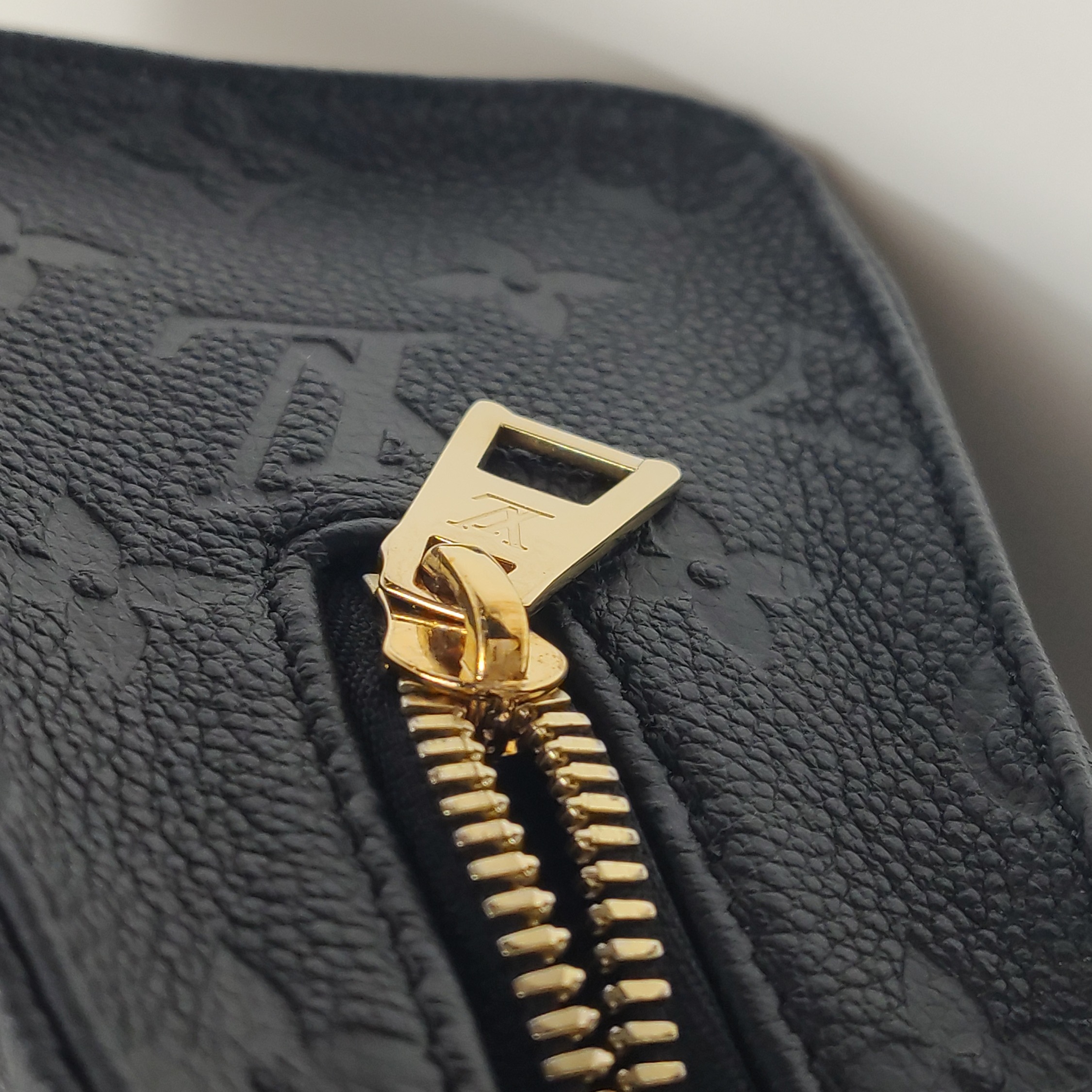 Louis Vuitton(LV) OnTheGo Tote Monogram Empreinte Giant East West — photo 9 of 14