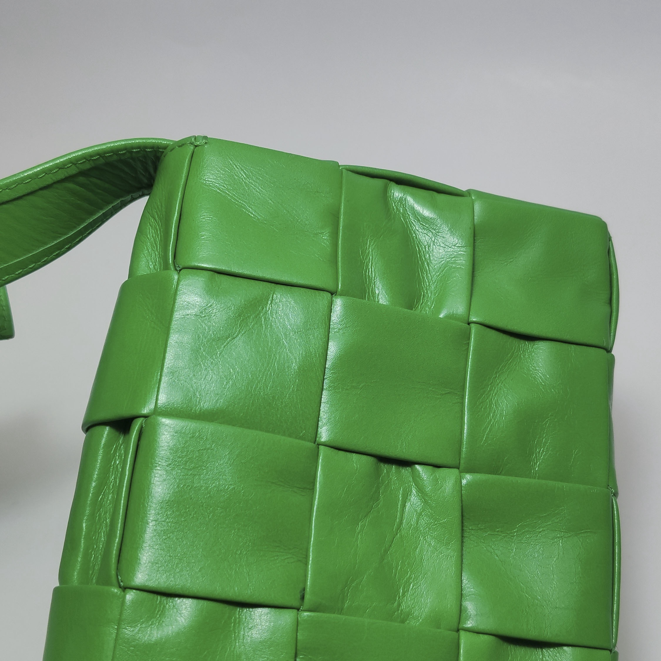 Bottega Veneta Cassette Crossbody Bag Maxi Intrecciato Grained Leather Small — photo 13 of 14