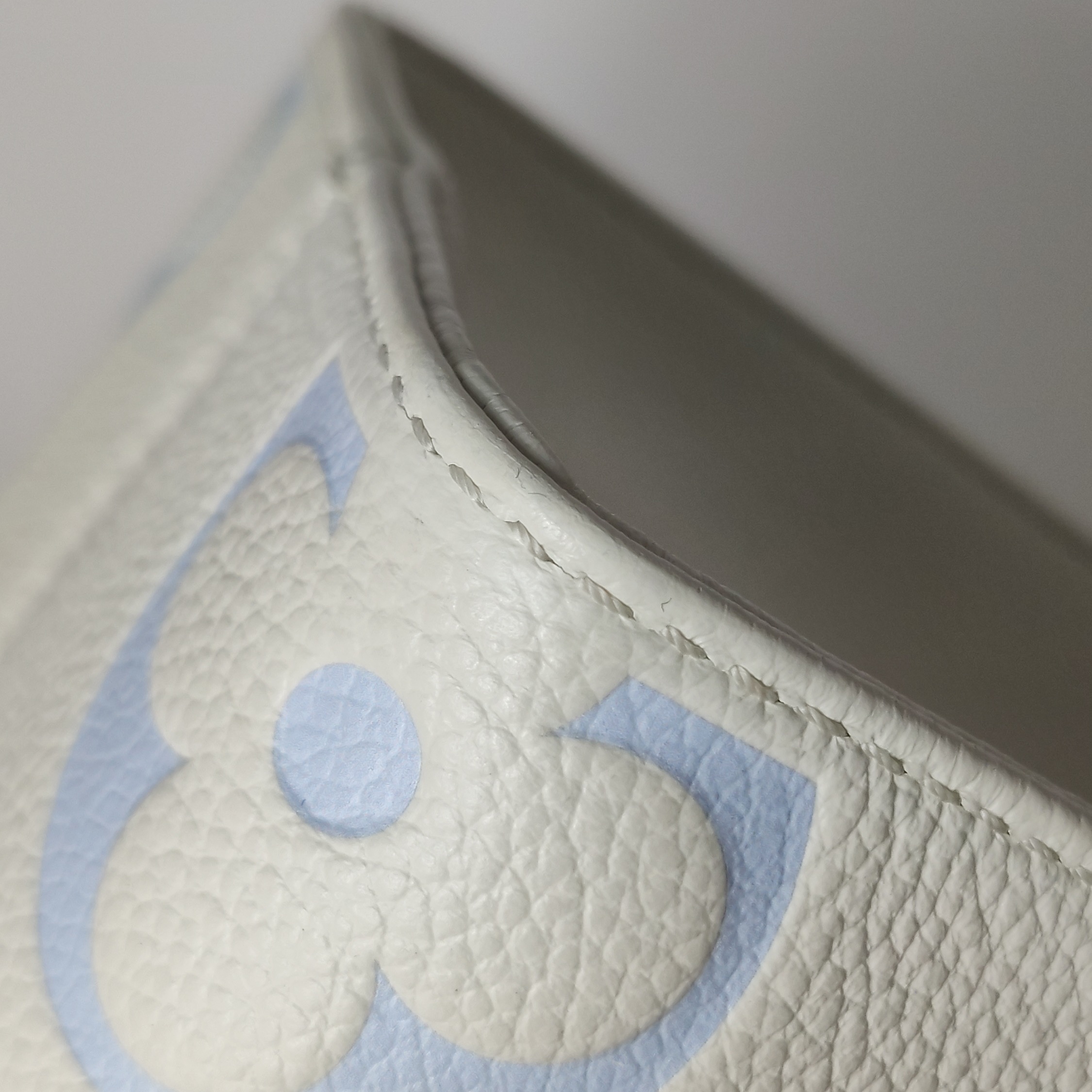 Louis Vuitton(LV) OnTheGo Tote Bicolor Monogram Empreinte Giant PM — photo 12 of 16