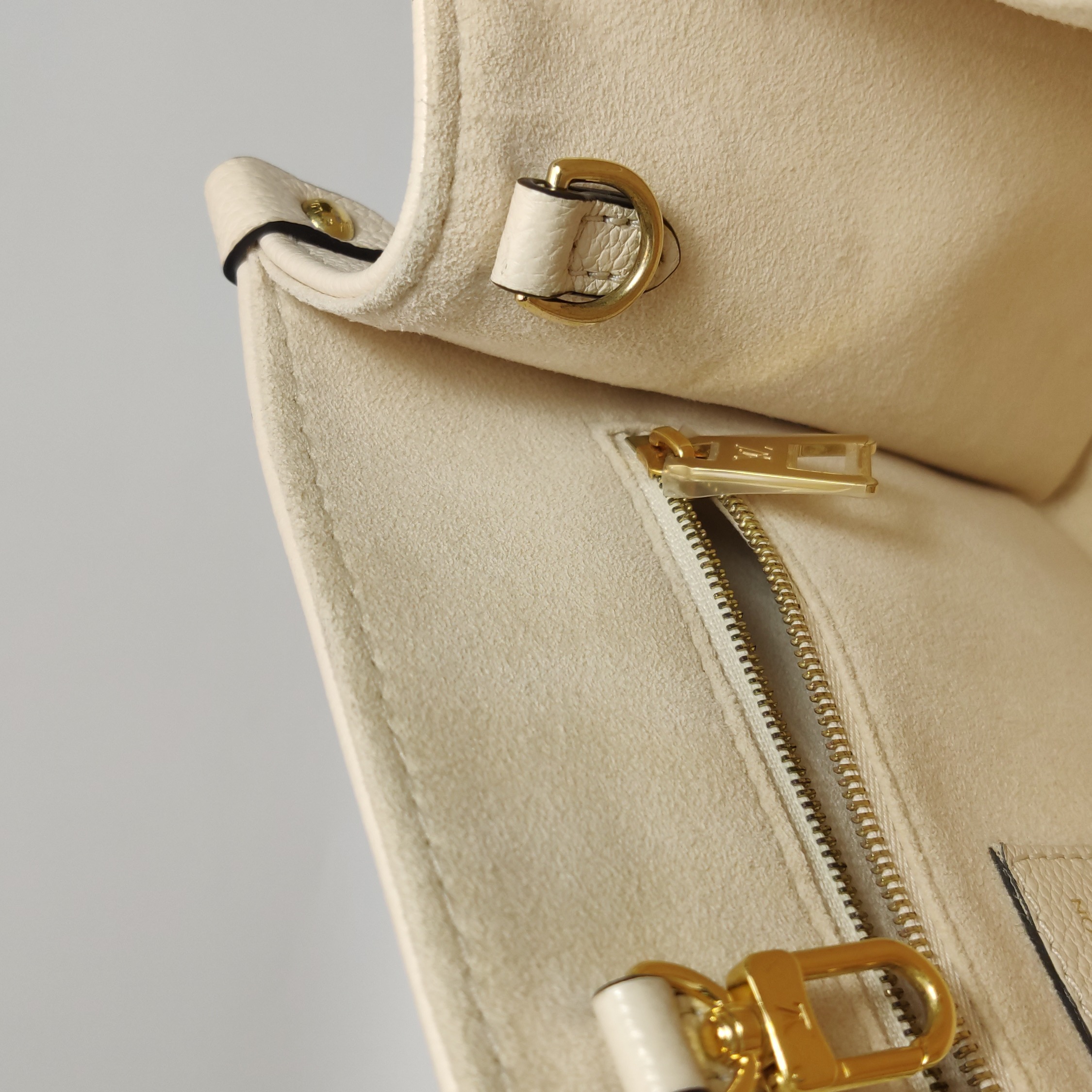 Louis Vuitton(LV) OnTheGo Tote Bicolor Monogram Empreinte Giant PM — photo 10 of 17