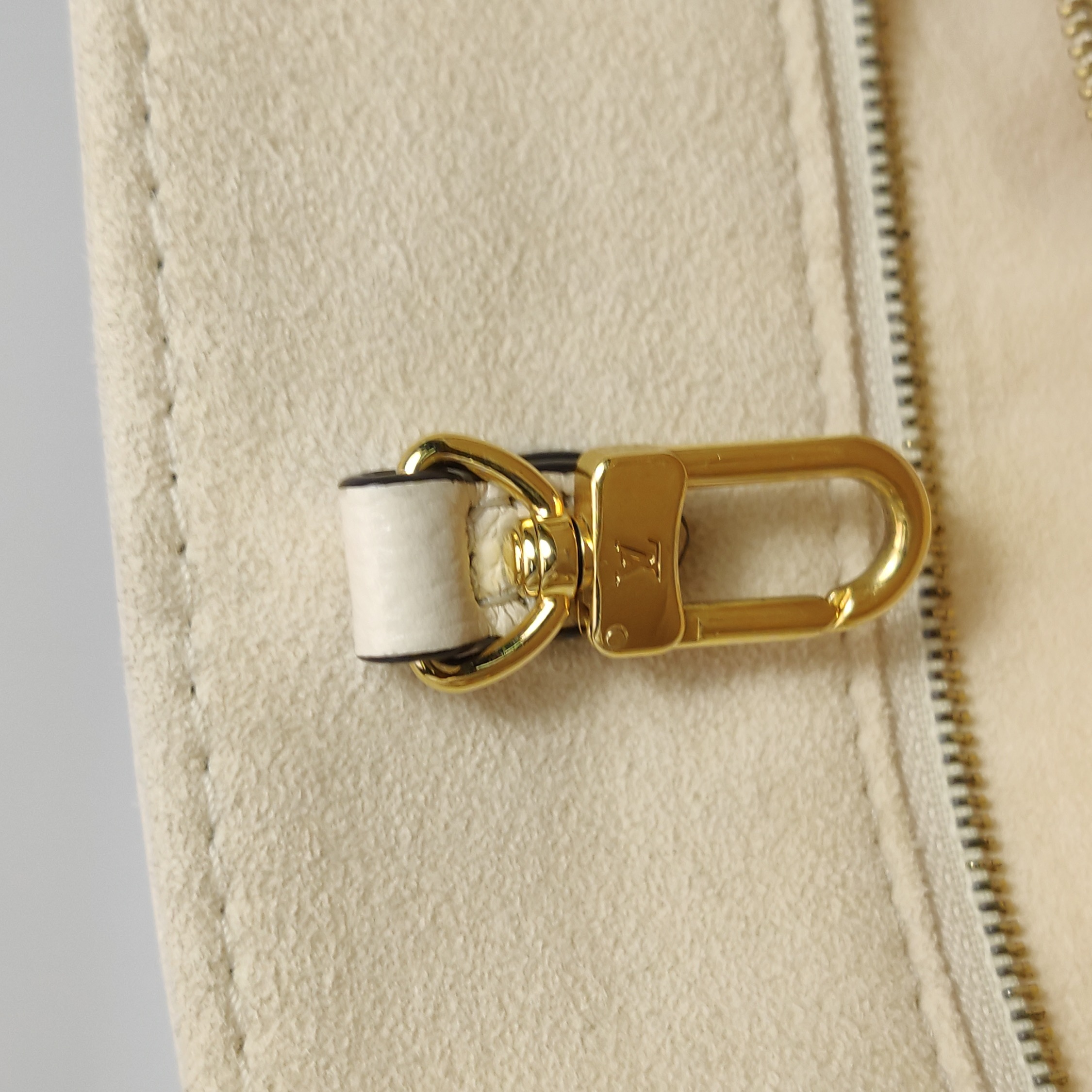 Louis Vuitton(LV) OnTheGo Tote Bicolor Monogram Empreinte Giant PM — photo 9 of 17