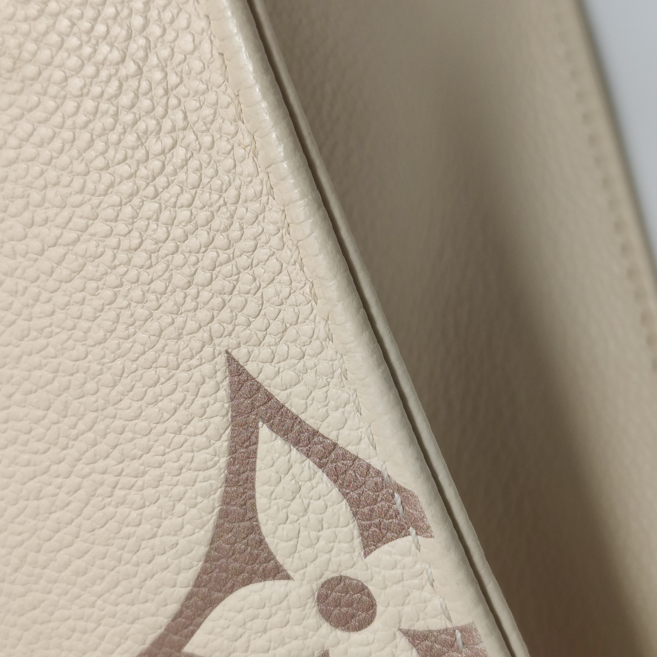 Louis Vuitton(LV) OnTheGo Tote Bicolor Monogram Empreinte Giant PM — photo 15 of 17