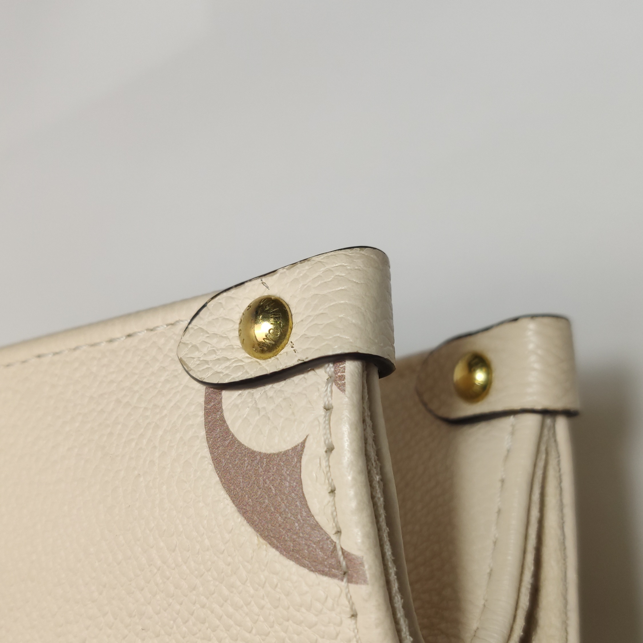 Louis Vuitton(LV) OnTheGo Tote Bicolor Monogram Empreinte Giant PM — photo 14 of 17