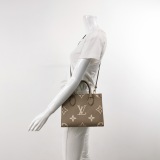Louis Vuitton(LV) OnTheGo Tote Bicolor Monogram Empreinte Giant PM — thumbnail 2