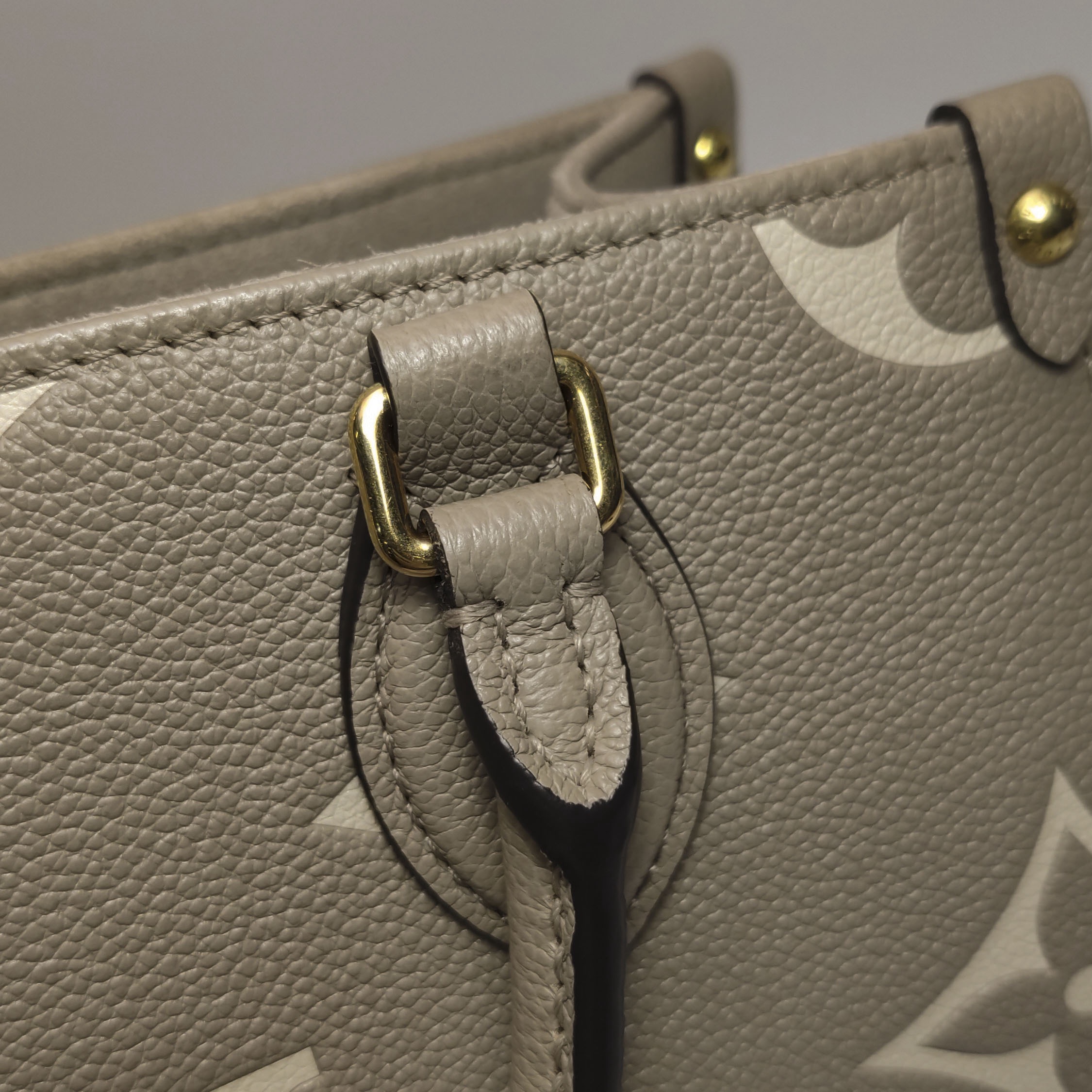 Louis Vuitton(LV) OnTheGo Tote Bicolor Monogram Empreinte Giant PM — photo 10 of 14