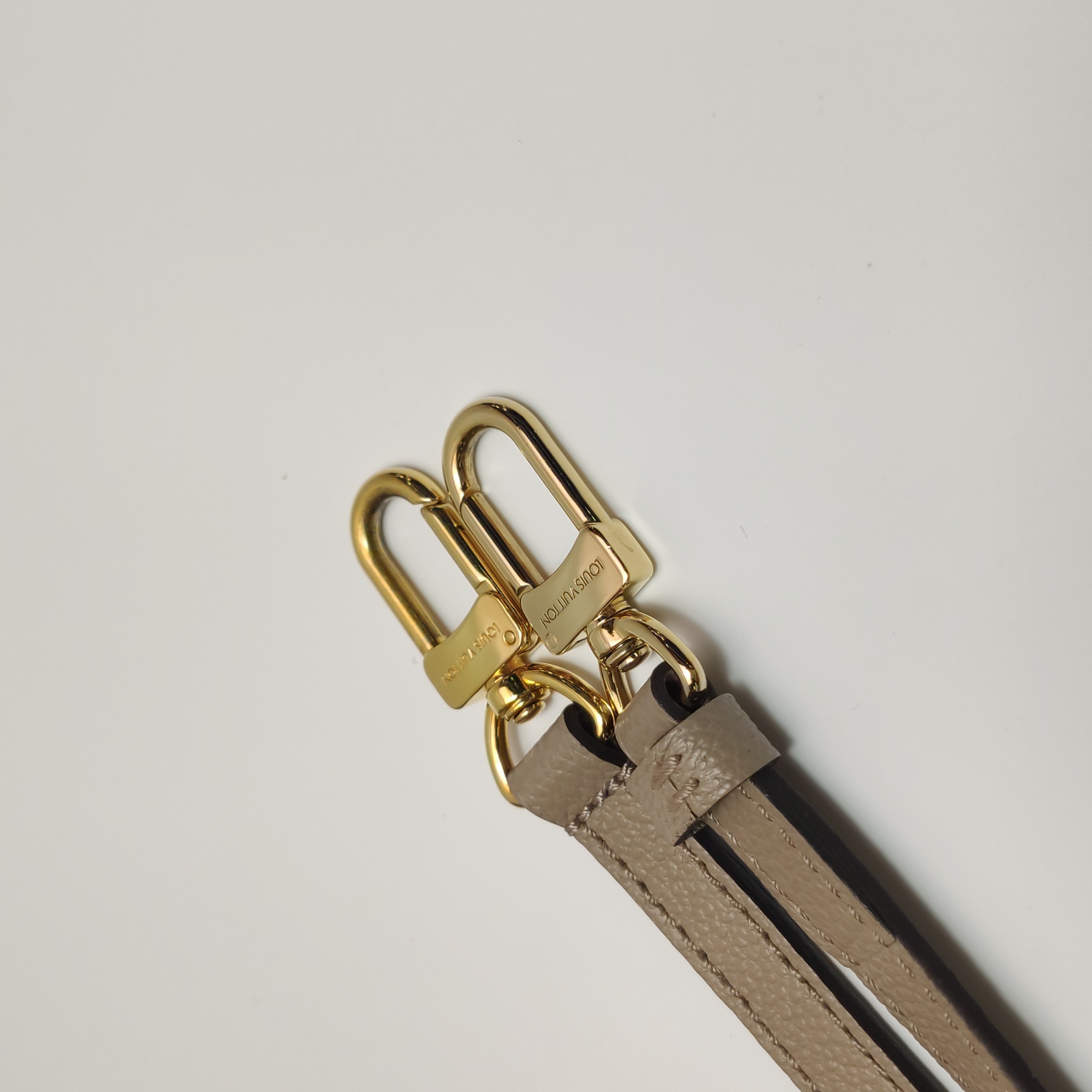 Louis Vuitton(LV) OnTheGo Tote Bicolor Monogram Empreinte Giant PM — photo 11 of 14