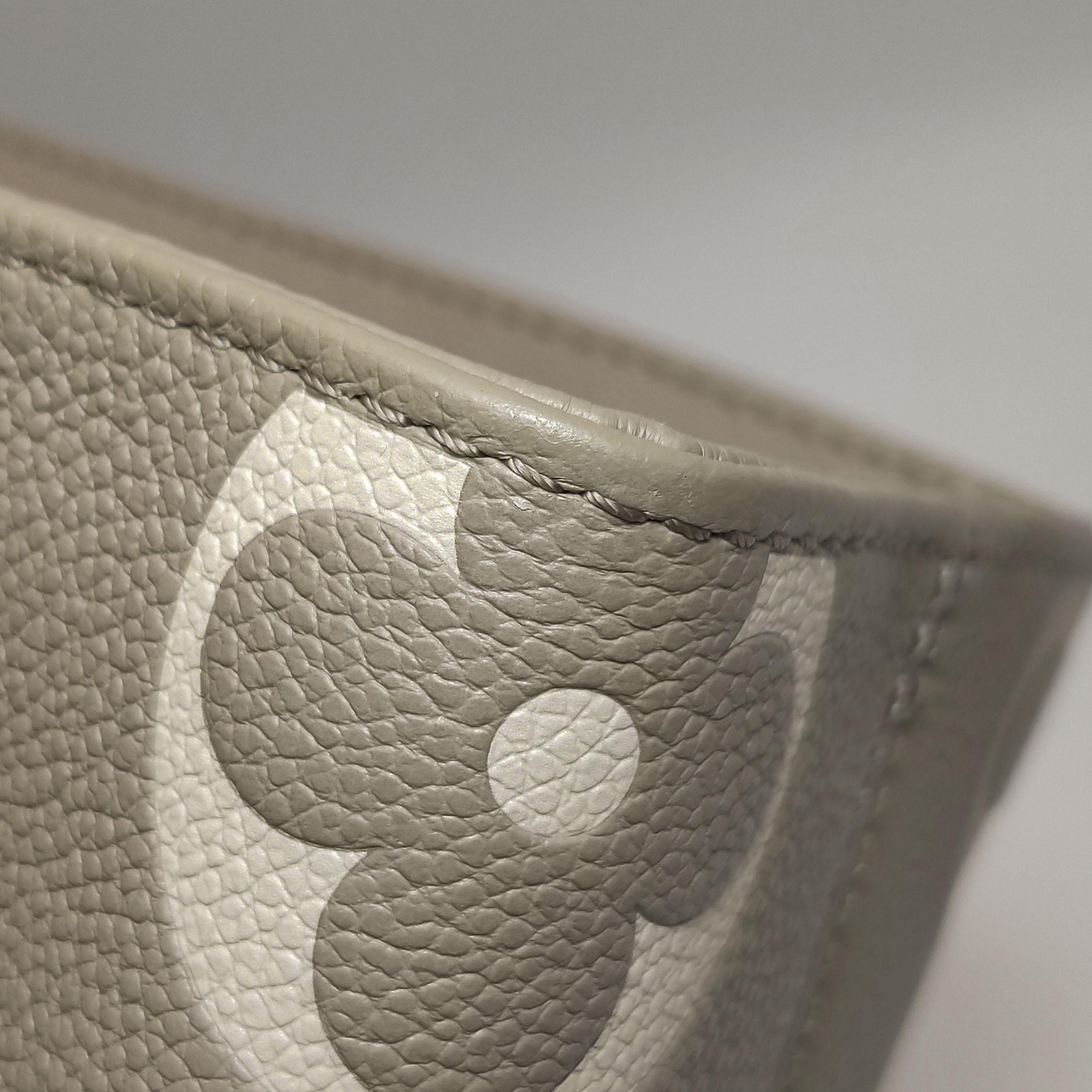 Louis Vuitton(LV) OnTheGo Tote Bicolor Monogram Empreinte Giant PM — photo 12 of 14