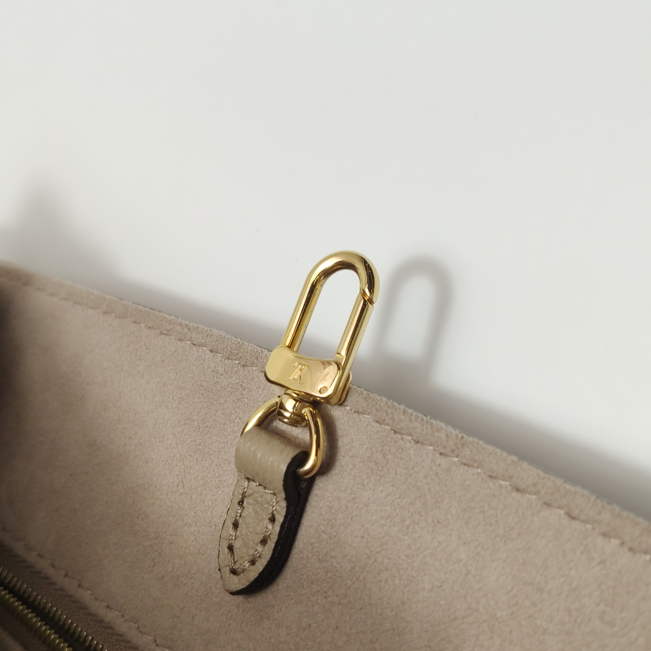 Louis Vuitton(LV) OnTheGo Tote Bicolor Monogram Empreinte Giant PM — photo 9 of 15