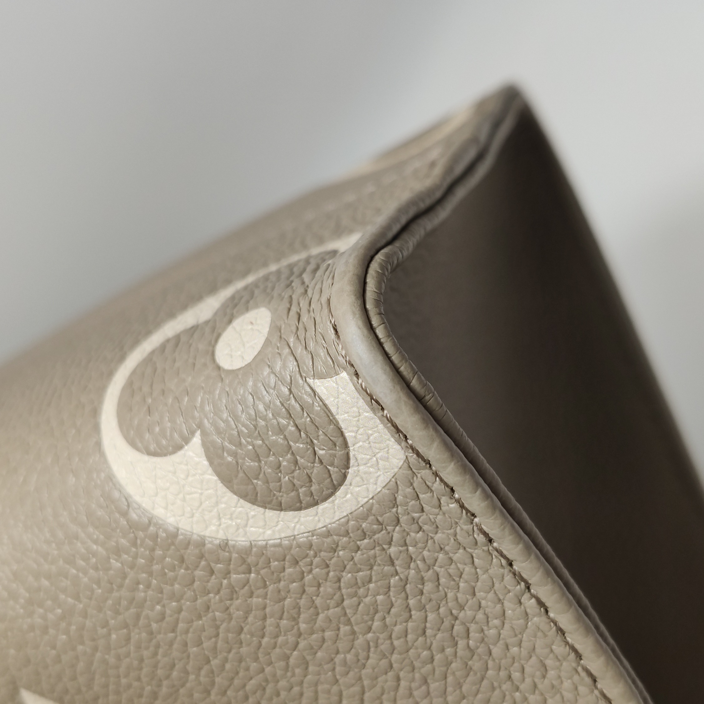 Louis Vuitton(LV) OnTheGo Tote Bicolor Monogram Empreinte Giant PM — photo 14 of 15