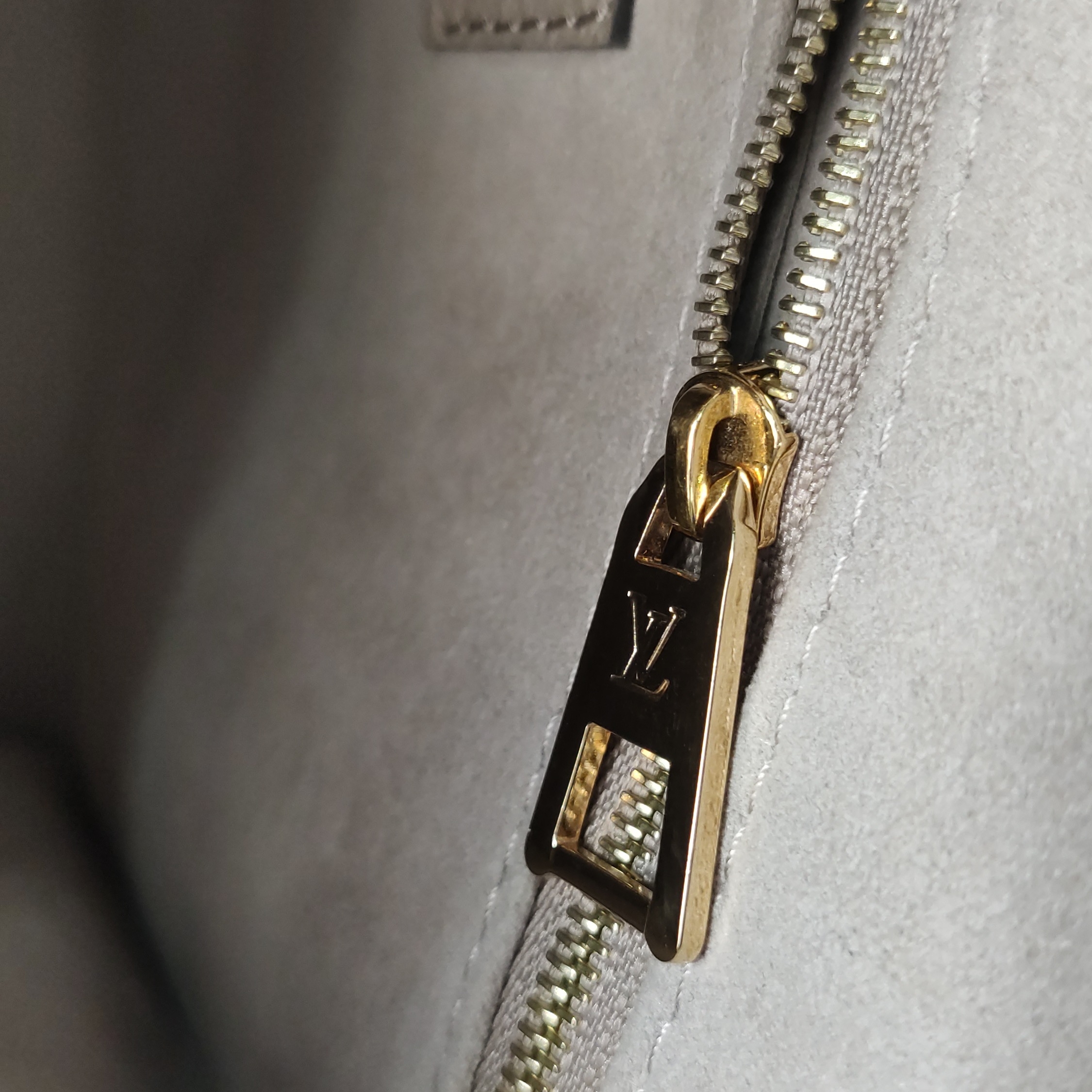 Louis Vuitton(LV) OnTheGo Tote Bicolor Monogram Empreinte Giant PM — photo 9 of 14