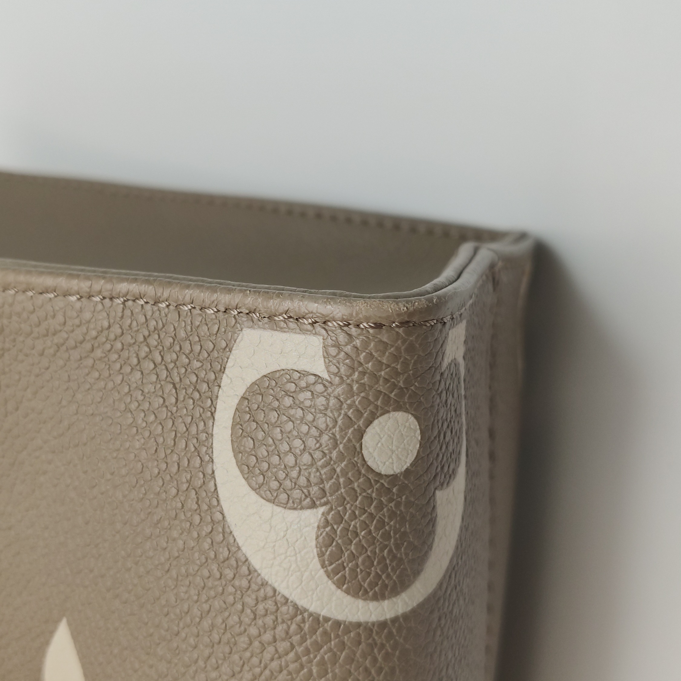 Louis Vuitton(LV) OnTheGo Tote Bicolor Monogram Empreinte Giant PM — photo 14 of 14
