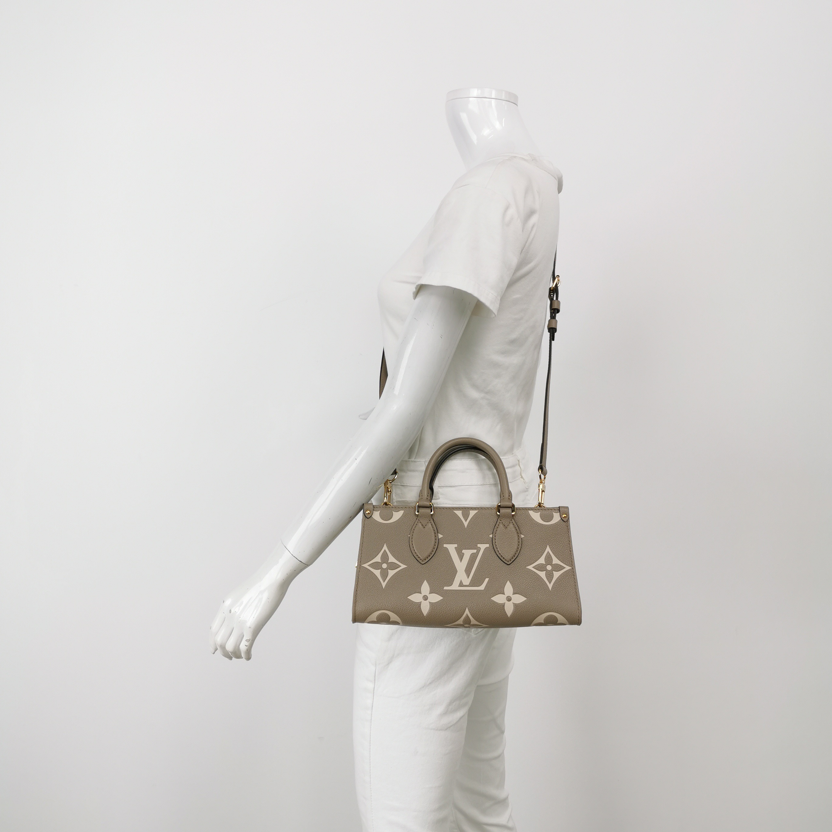 Louis Vuitton(LV) OnTheGo Tote Bicolor Monogram Empreinte Giant East West — alternate view