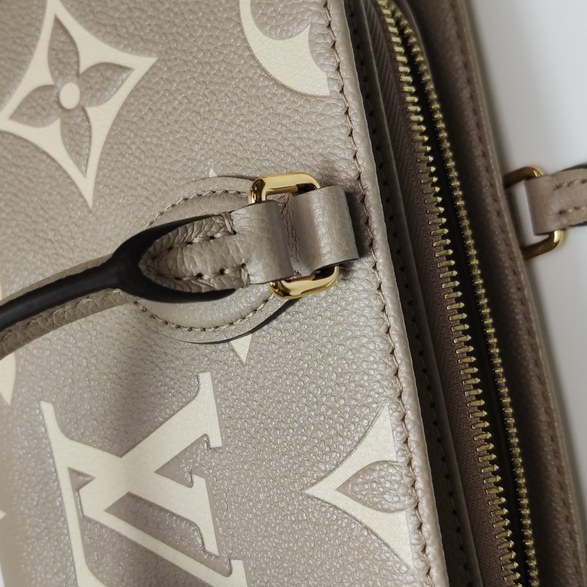 Louis Vuitton(LV) OnTheGo Tote Bicolor Monogram Empreinte Giant East West — photo 9 of 12