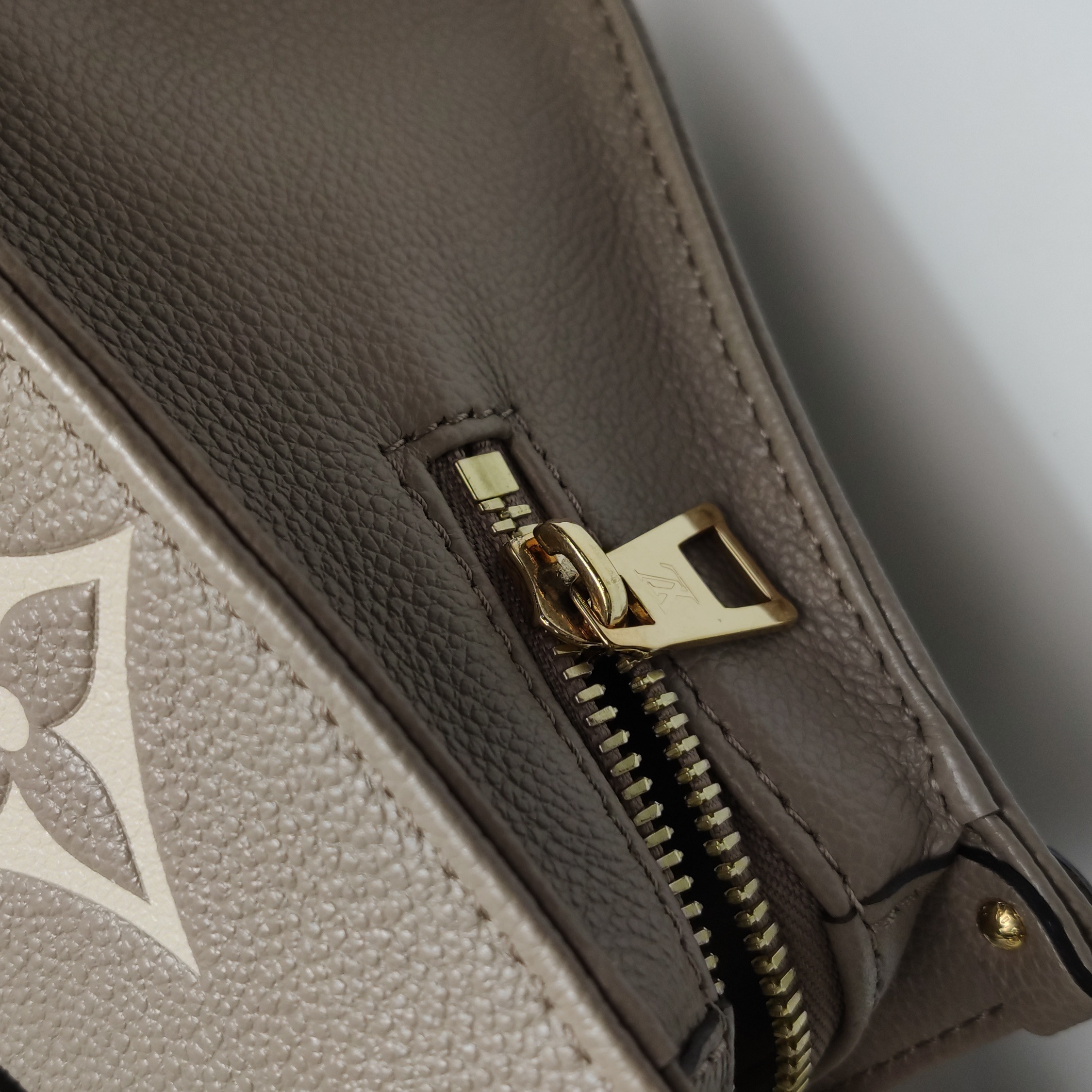 Louis Vuitton(LV) OnTheGo Tote Bicolor Monogram Empreinte Giant East West — photo 12 of 12