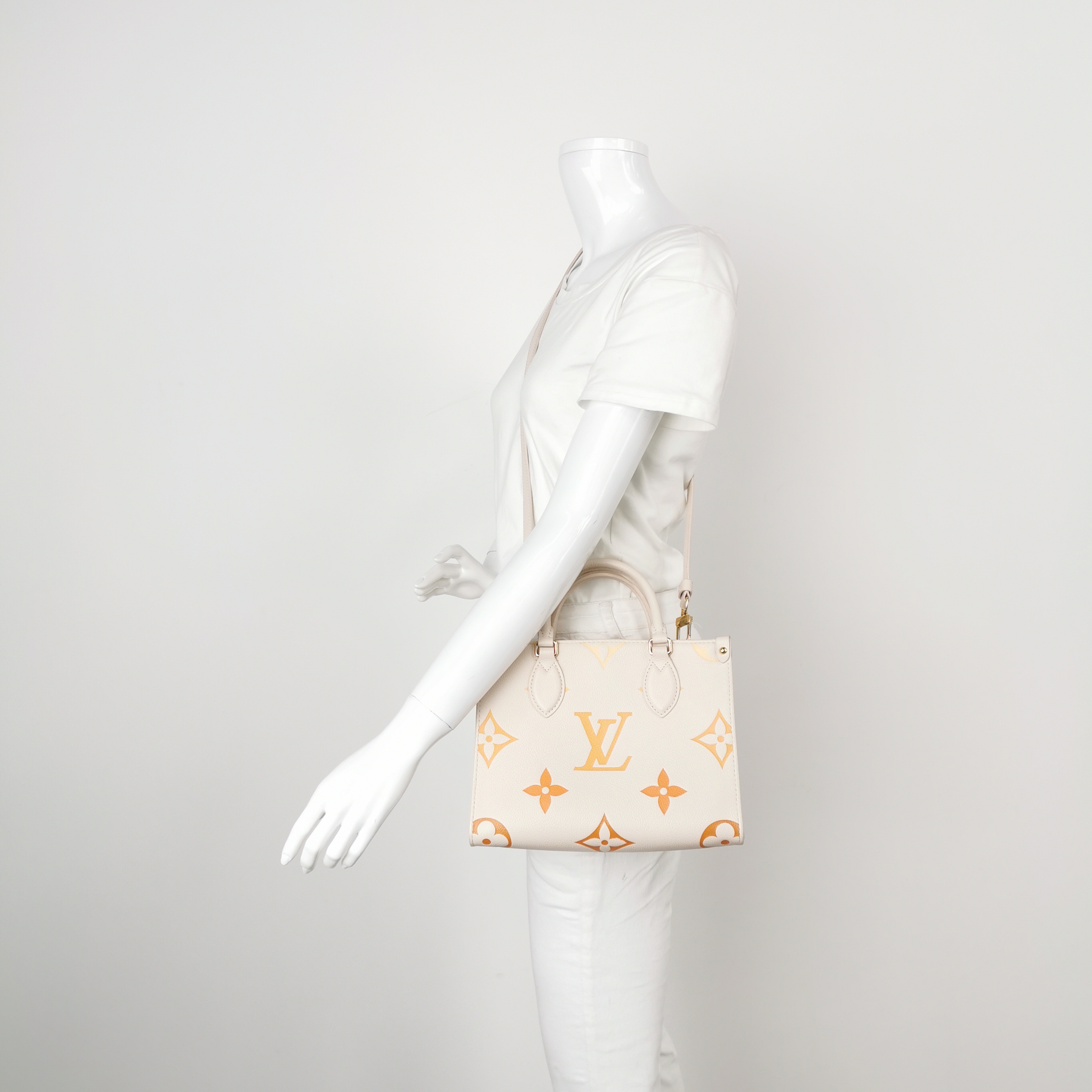 Louis Vuitton(LV) OnTheGo Tote By The Pool Monogram Empreinte Giant PM — alternate view