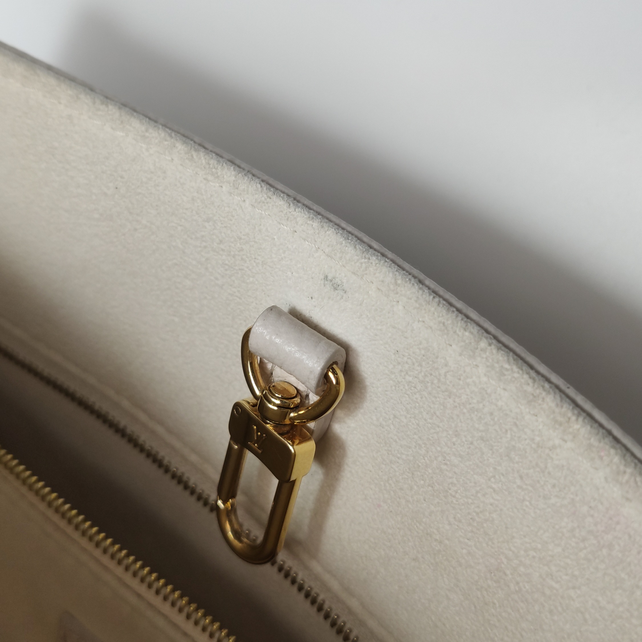 Louis Vuitton(LV) OnTheGo Tote By The Pool Monogram Empreinte Giant PM — photo 9 of 16