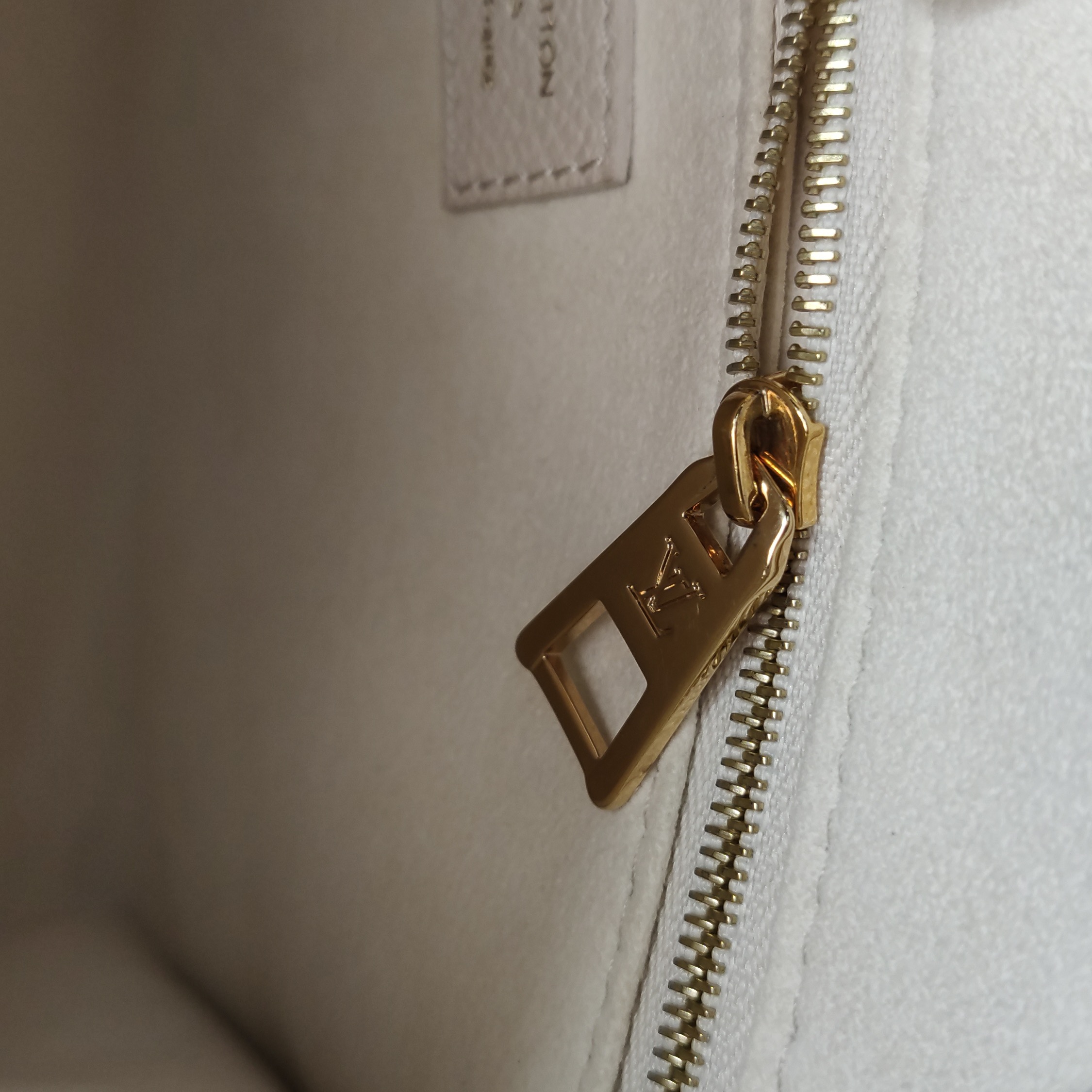 Louis Vuitton(LV) OnTheGo Tote By The Pool Monogram Empreinte Giant PM — photo 10 of 16