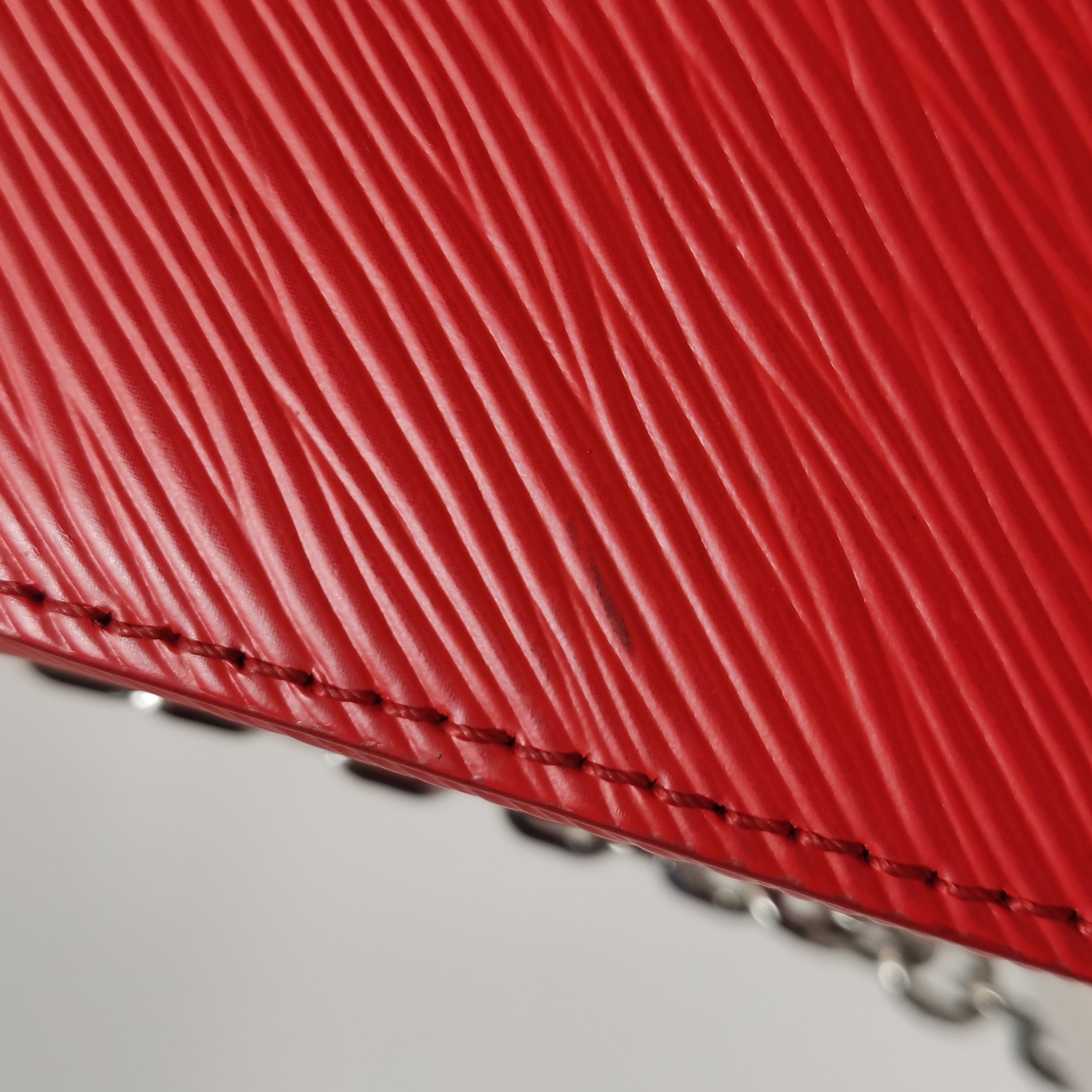 Louis Vuitton(LV) Twist Handbag Epi Leather MM — photo 10 of 14