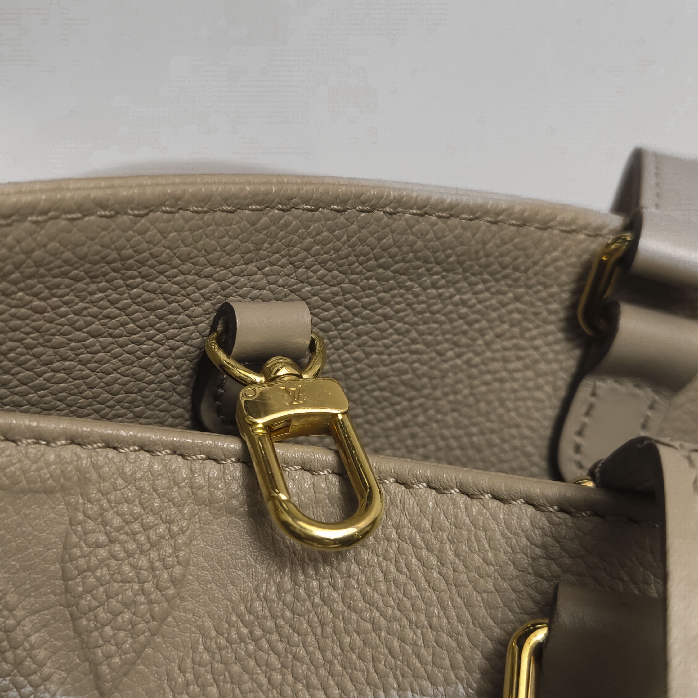 Louis Vuitton(LV) OnTheGo Tote Monogram Empreinte Giant MM — photo 9 of 15