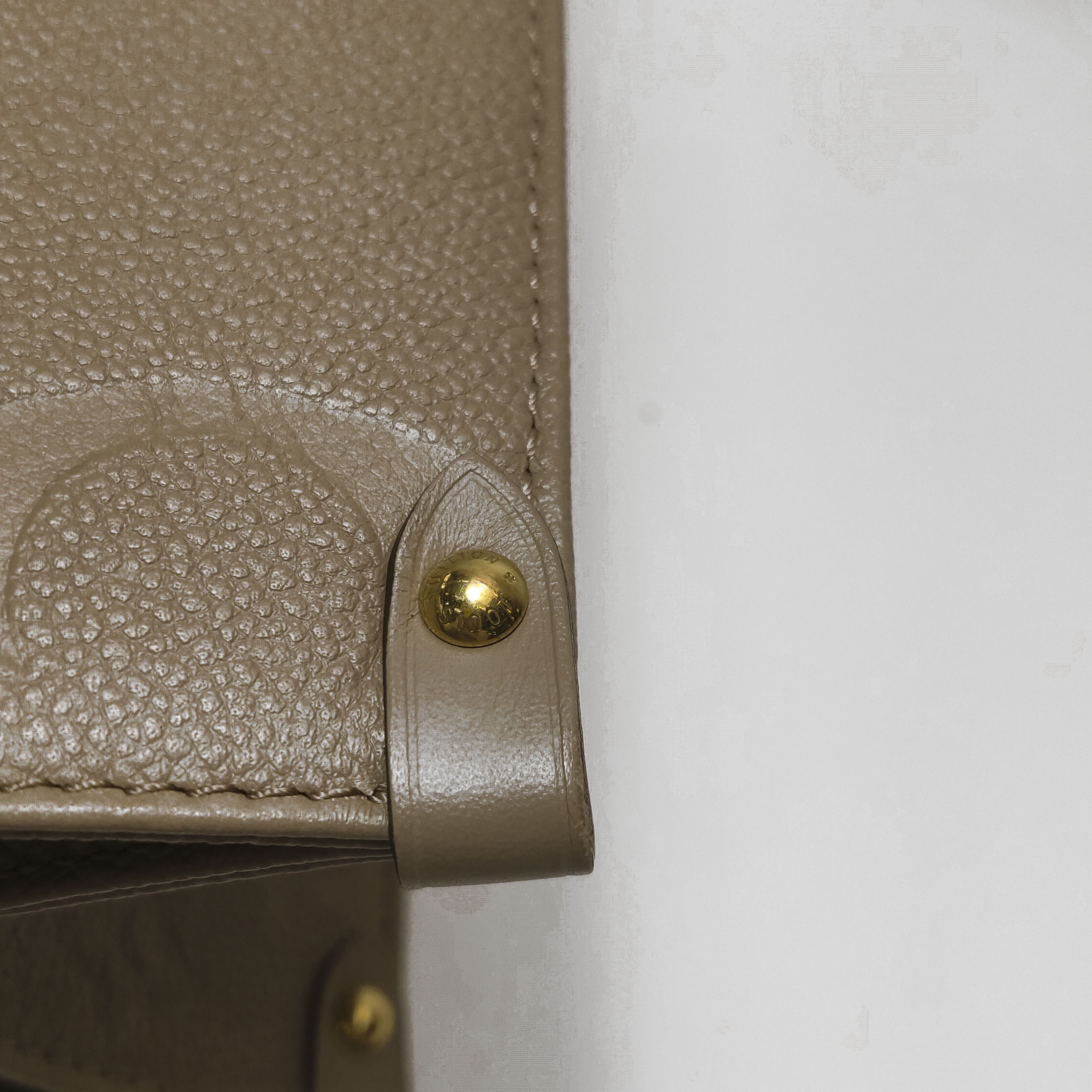 Louis Vuitton(LV) OnTheGo Tote Monogram Empreinte Giant MM — photo 10 of 15