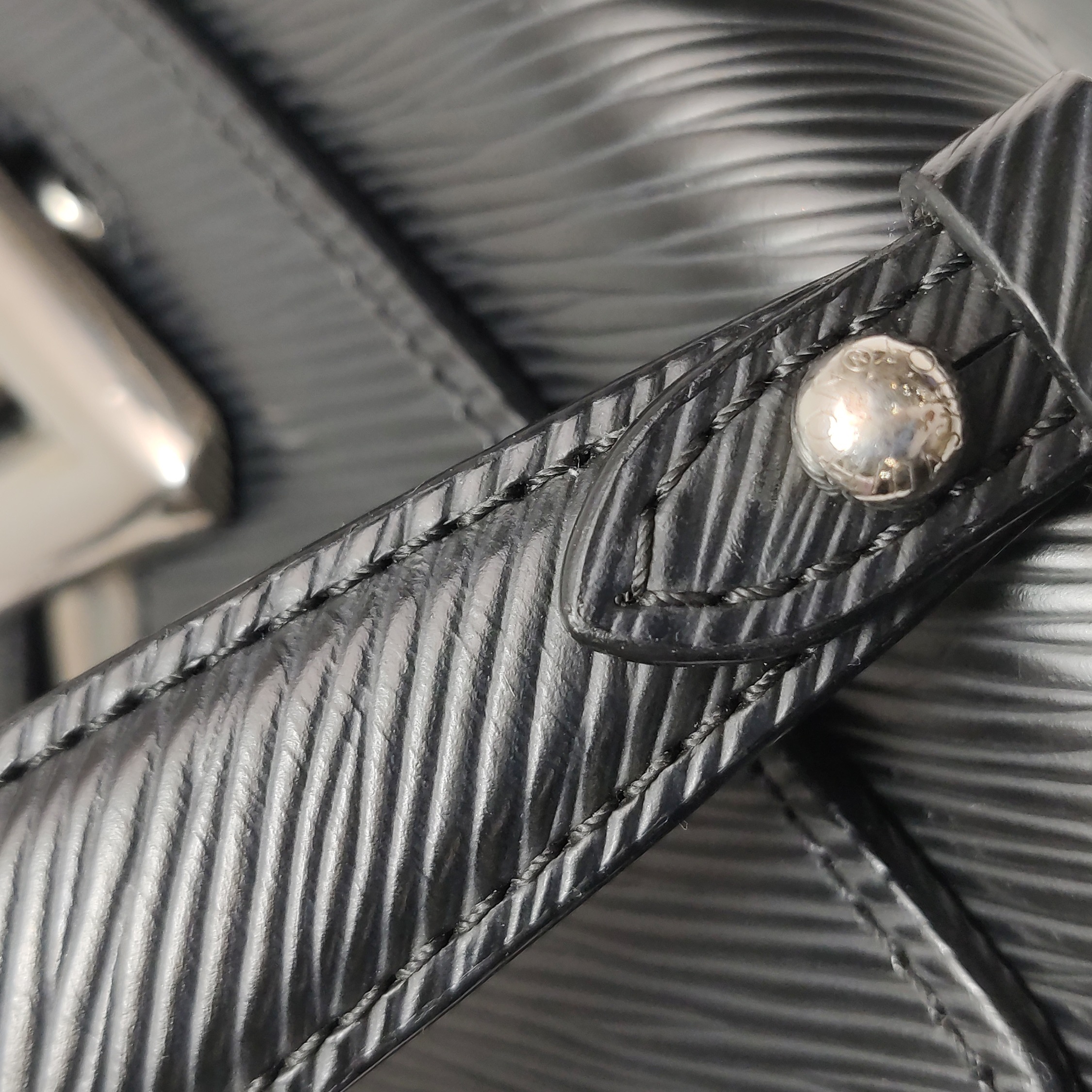 Louis Vuitton(LV) Twist Handbag Epi Leather MM — photo 15 of 18