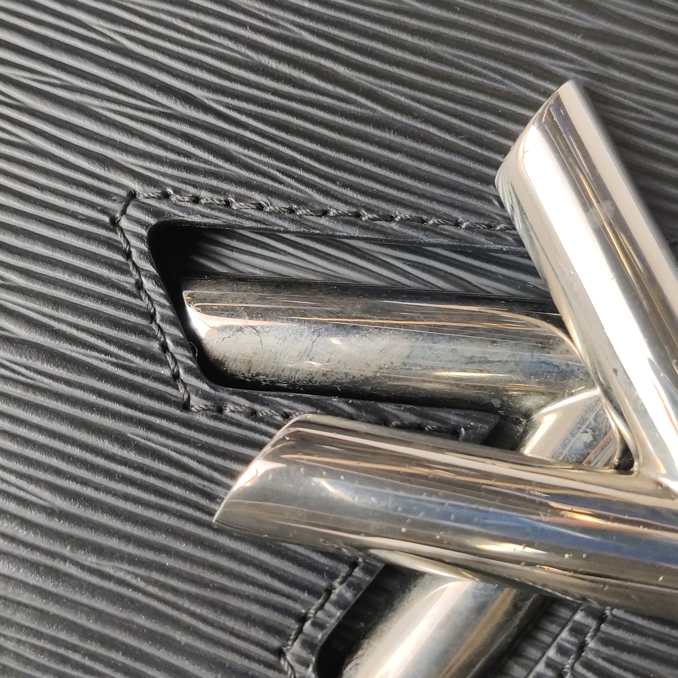 Louis Vuitton(LV) Twist Handbag Epi Leather MM — photo 10 of 18