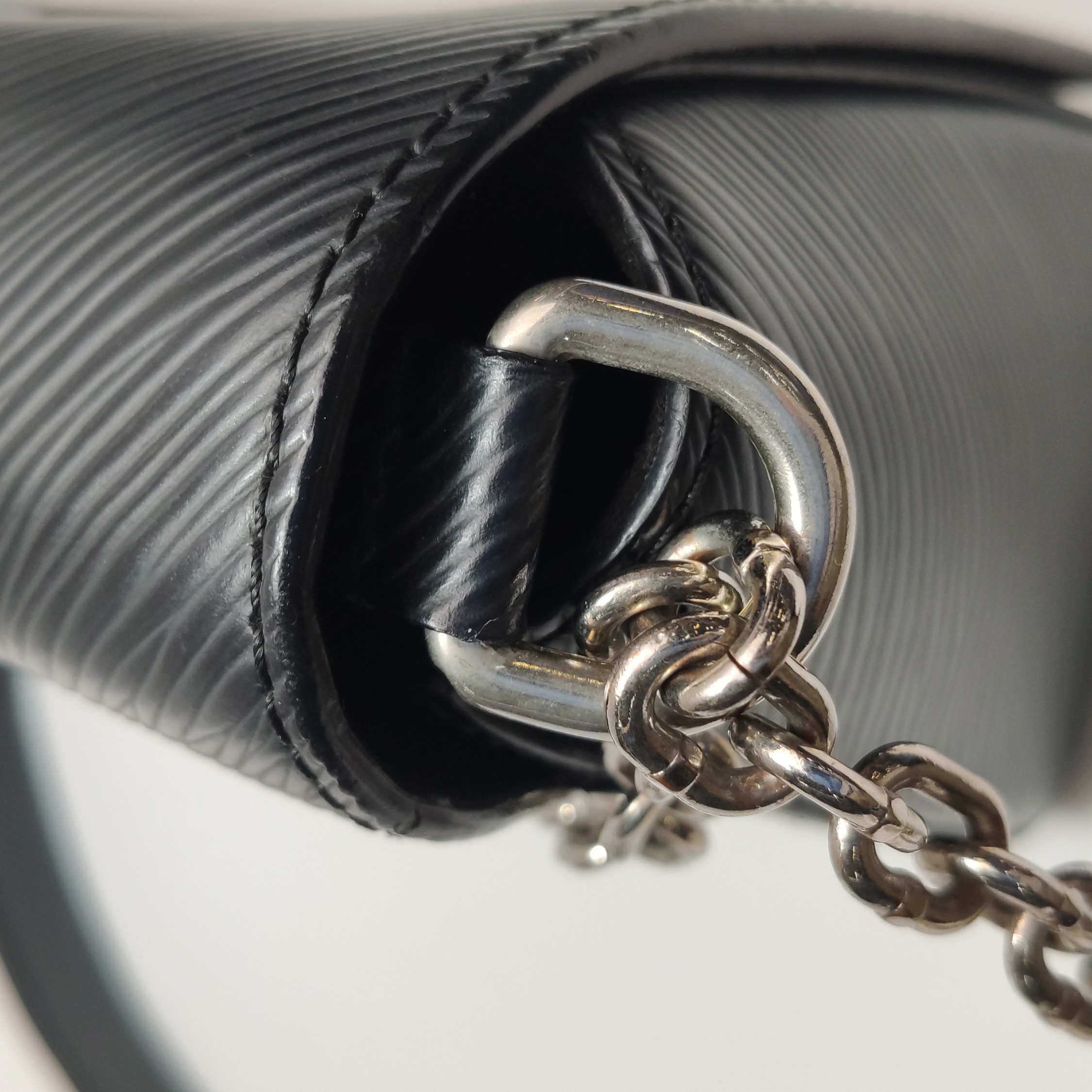 Louis Vuitton(LV) Twist Handbag Epi Leather MM — photo 12 of 18