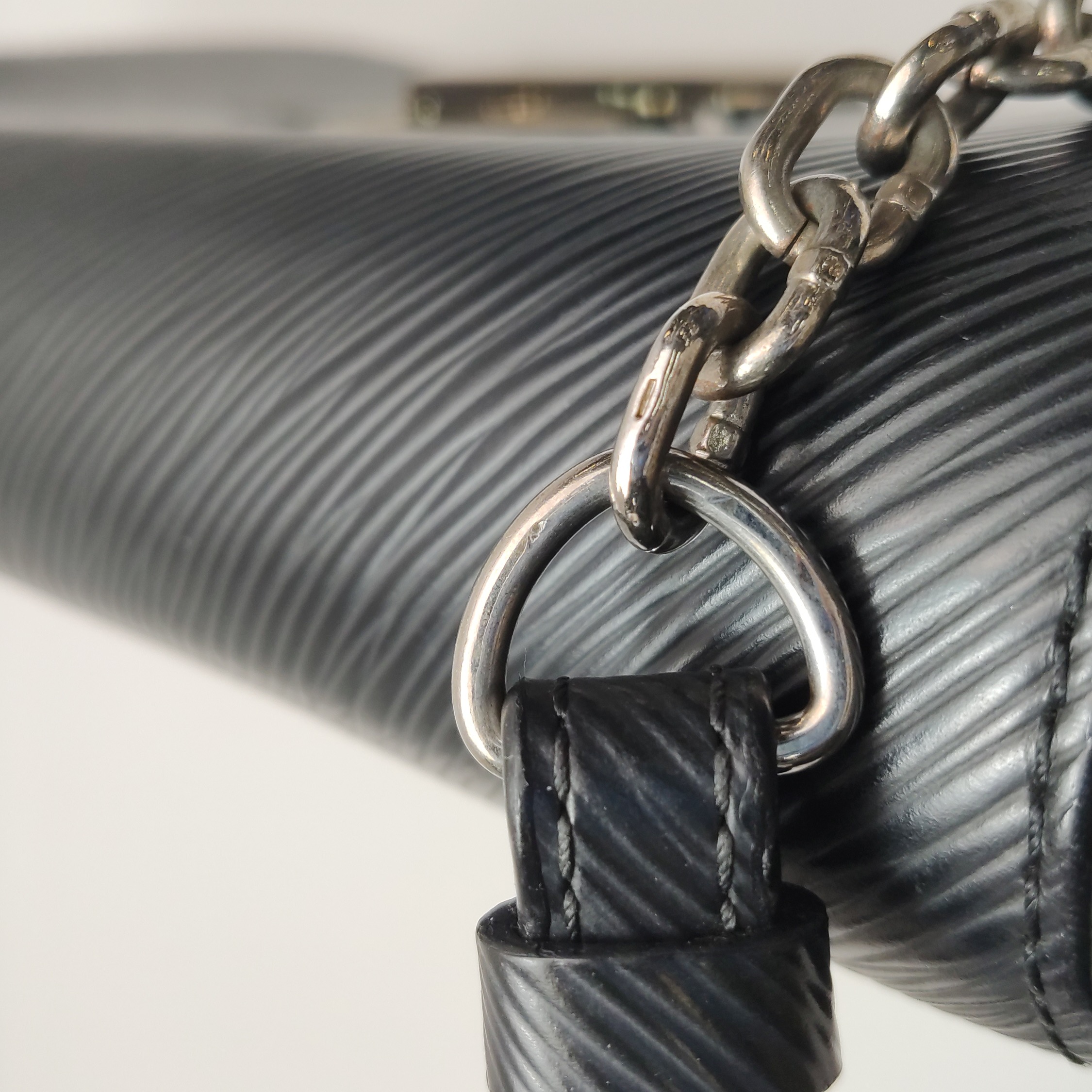 Louis Vuitton(LV) Twist Handbag Epi Leather MM — photo 11 of 18