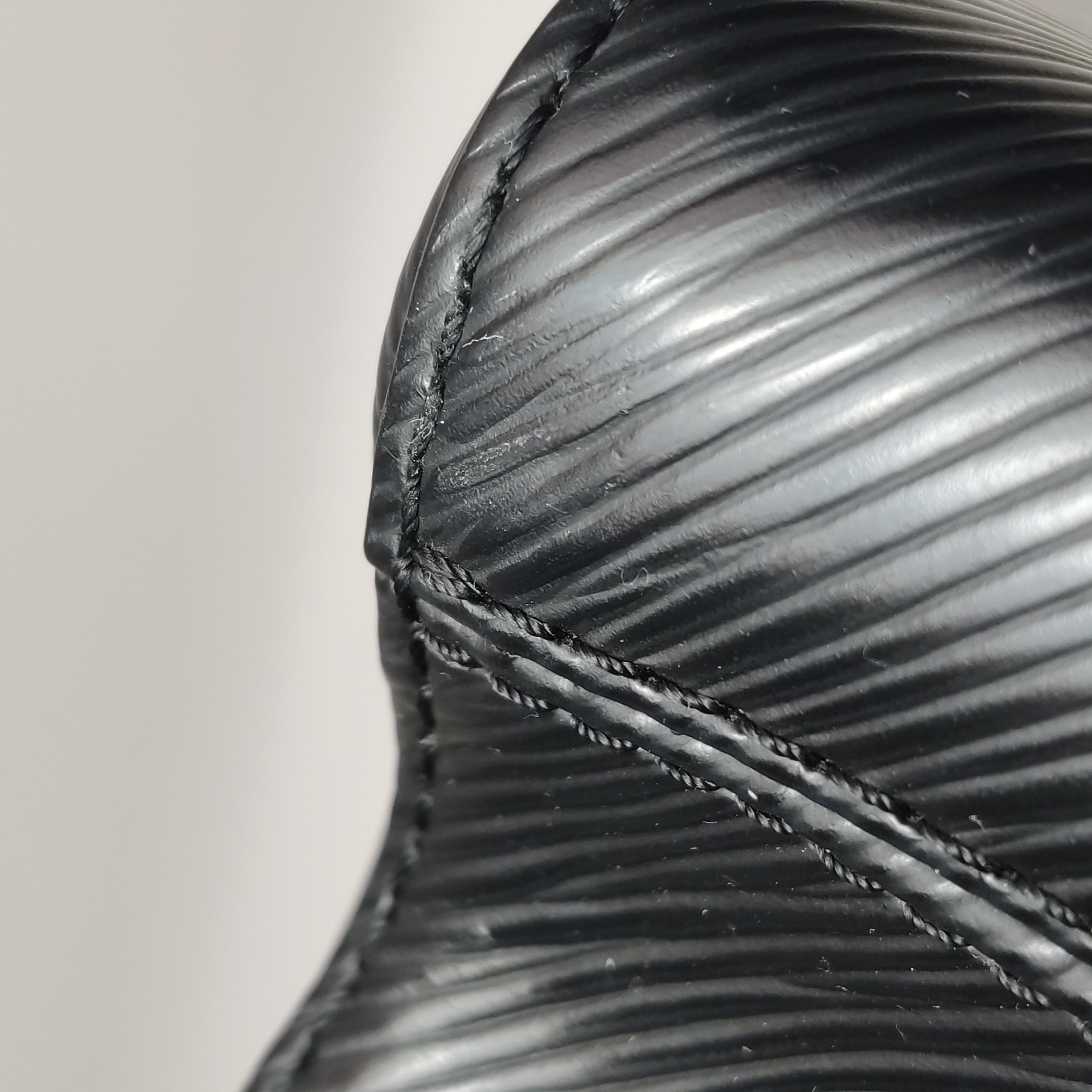 Louis Vuitton(LV) Twist Handbag Epi Leather MM — photo 17 of 18