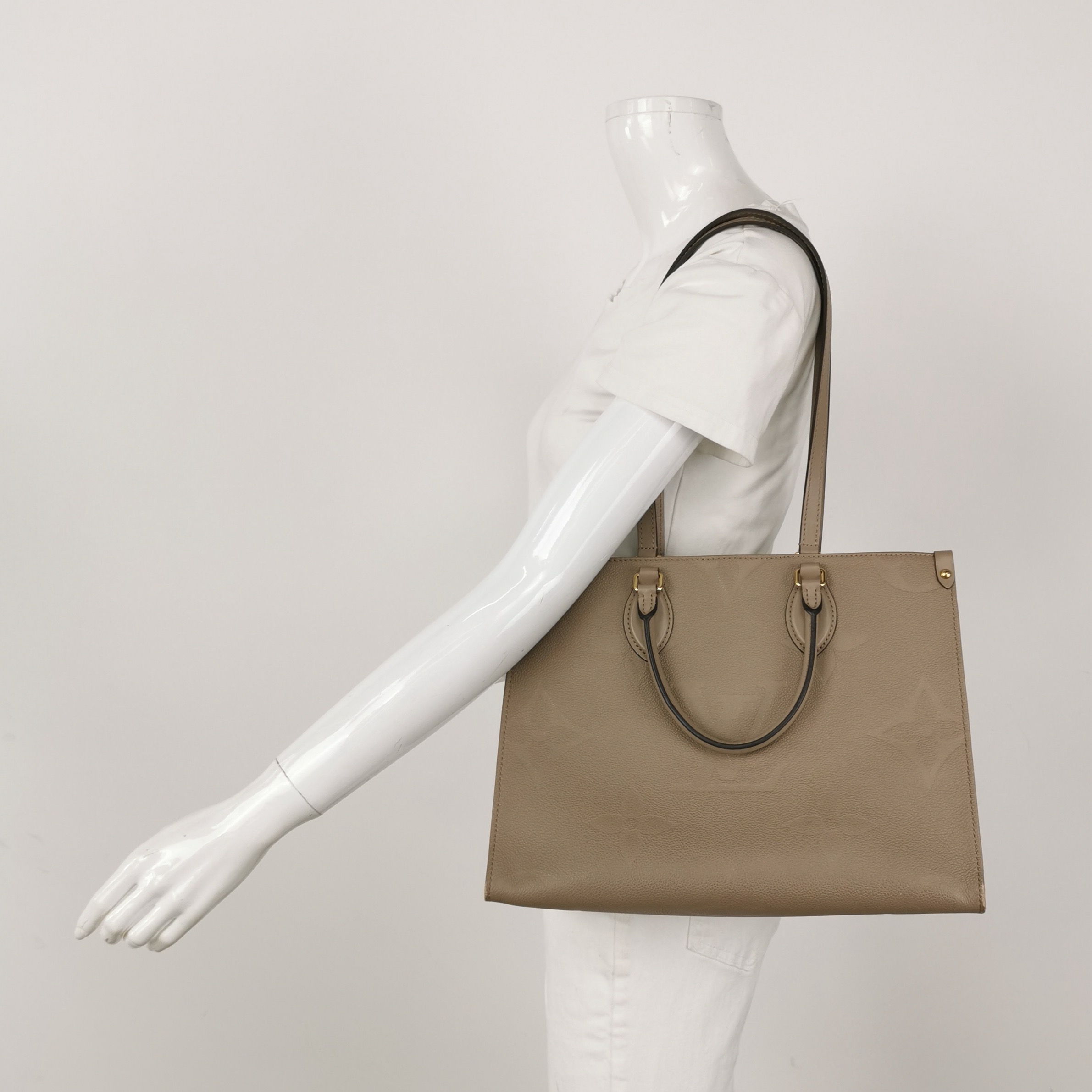 Louis Vuitton(LV) OnTheGo Tote Monogram Empreinte Giant MM — alternate view