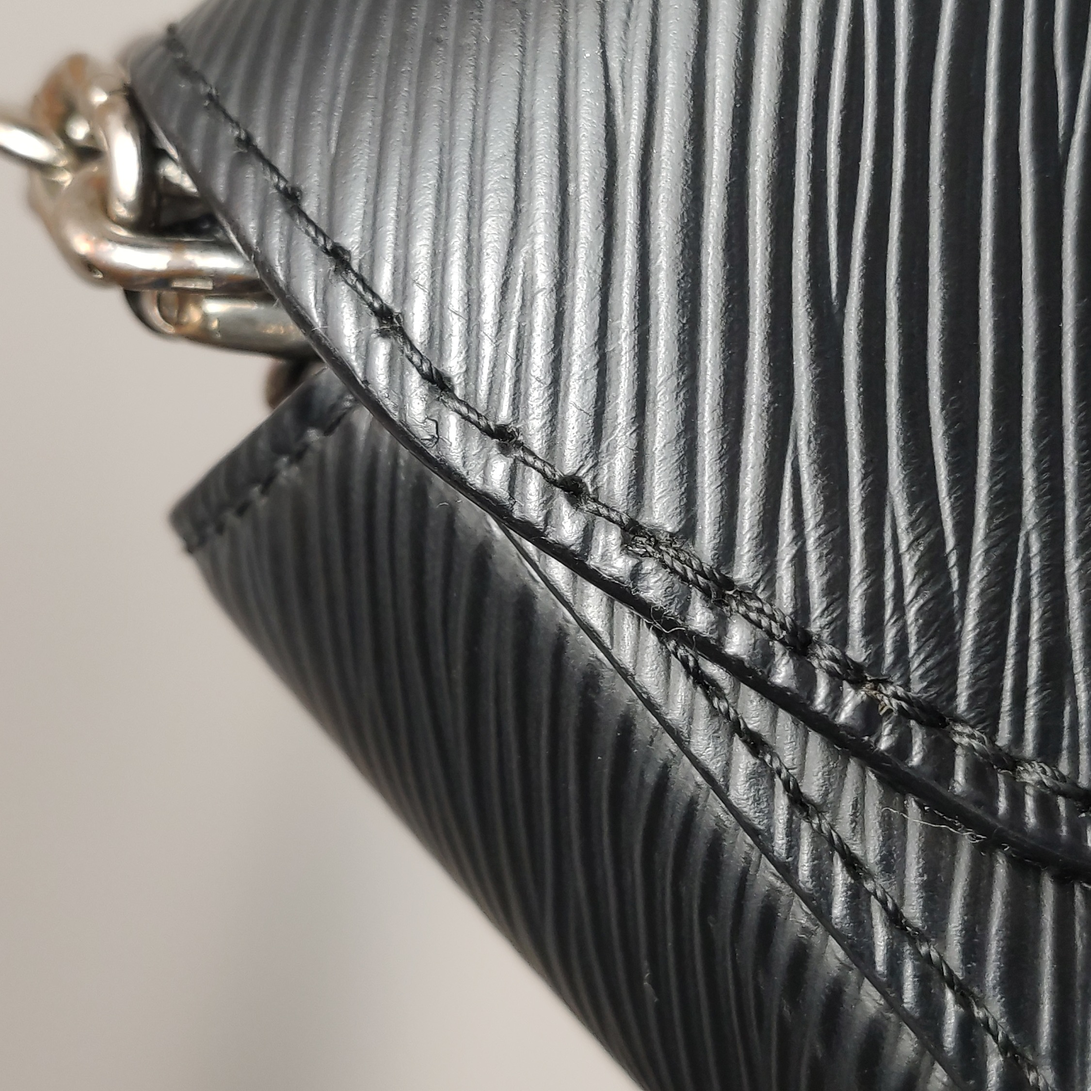Louis Vuitton(LV) Twist Handbag Epi Leather MM — photo 18 of 18