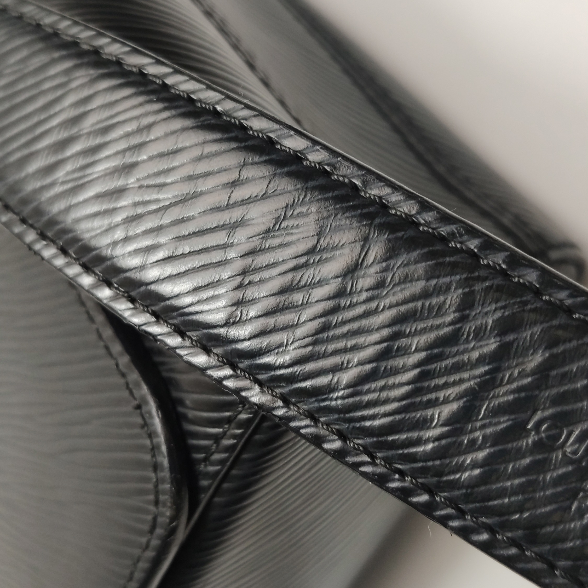 Louis Vuitton(LV) Twist Handbag Epi Leather MM — photo 16 of 18