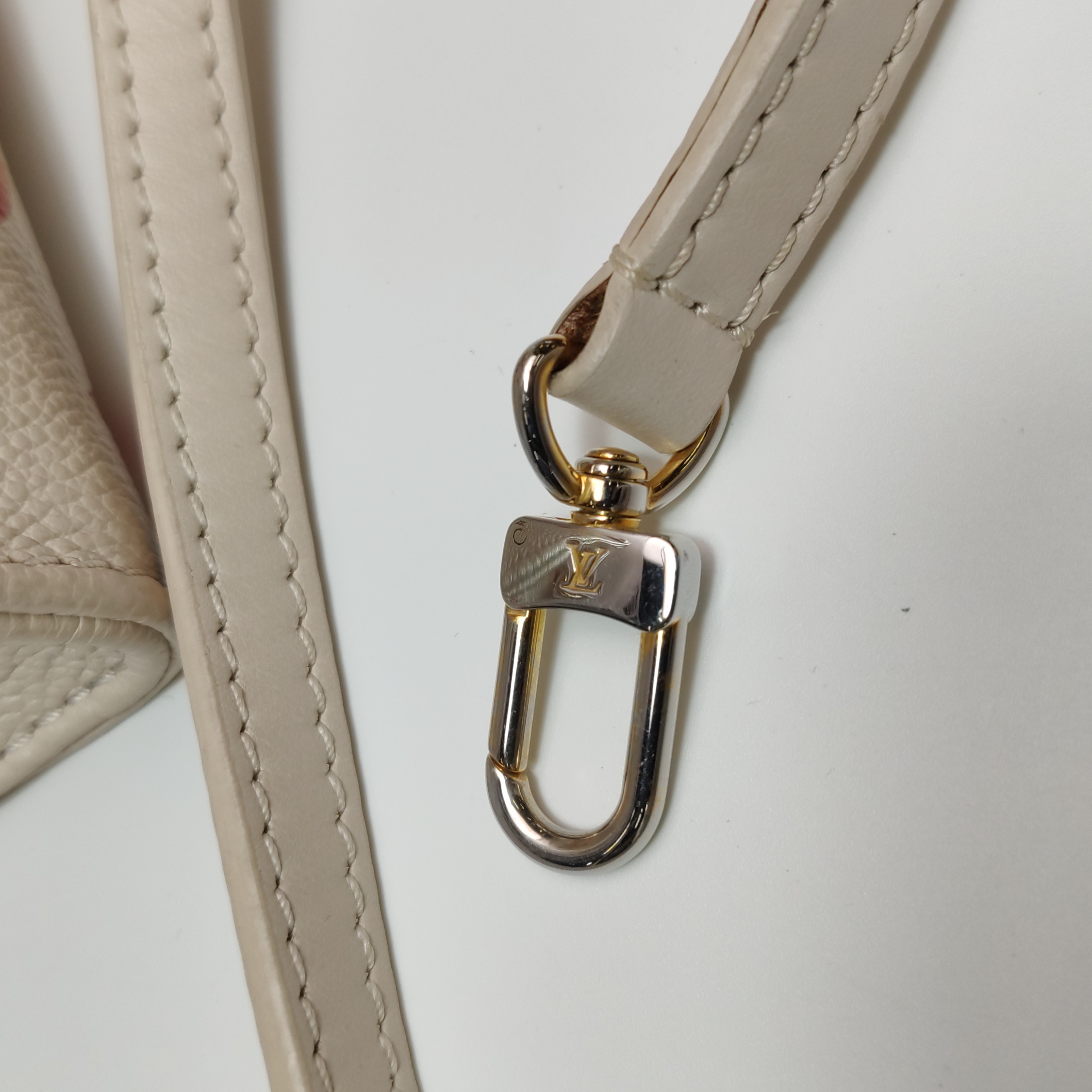 Louis Vuitton(LV) OnTheGo Tote Monogram Empreinte Sunrise Aquarelle BB — photo 15 of 17
