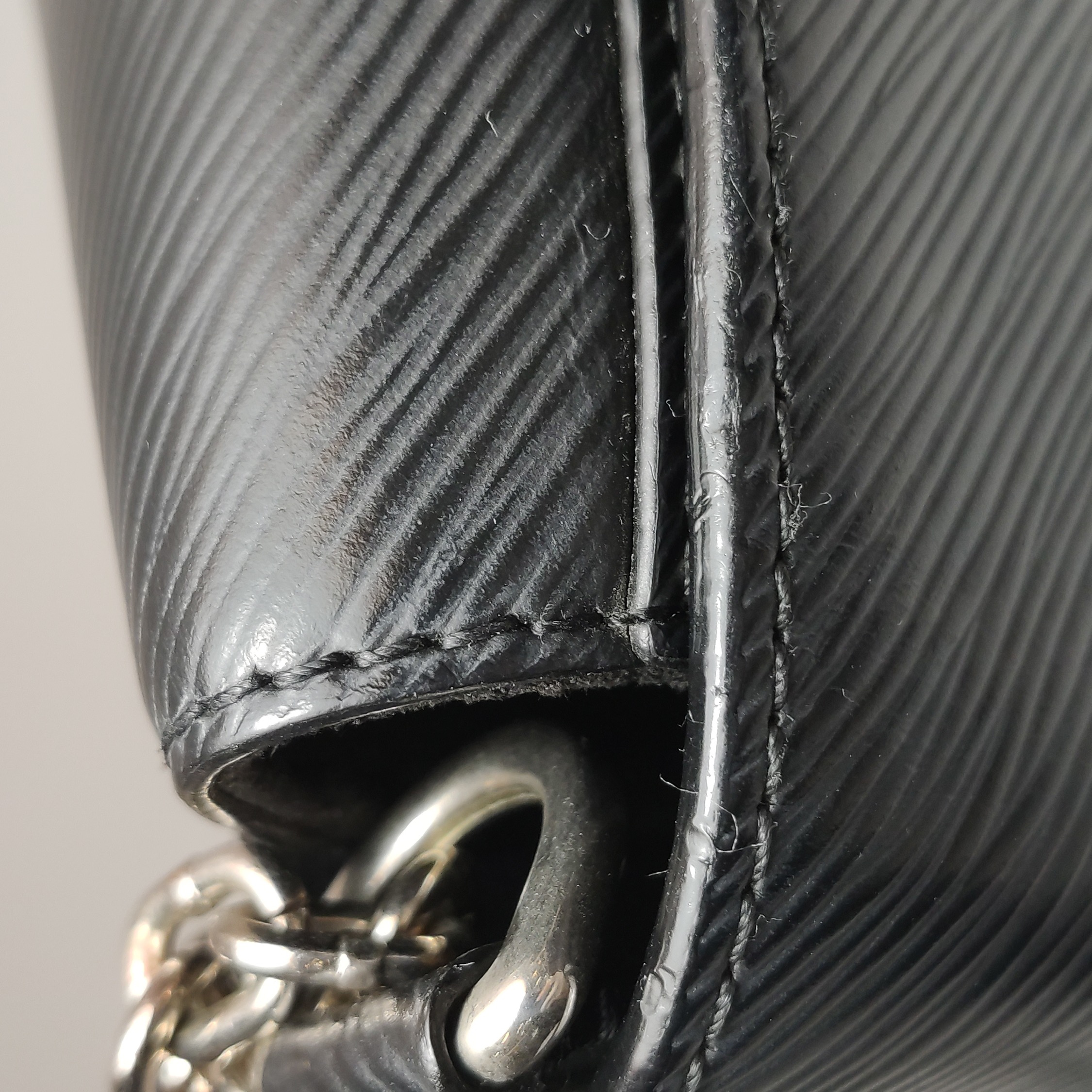 Louis Vuitton(LV) Twist Handbag Epi Leather MM — photo 13 of 18