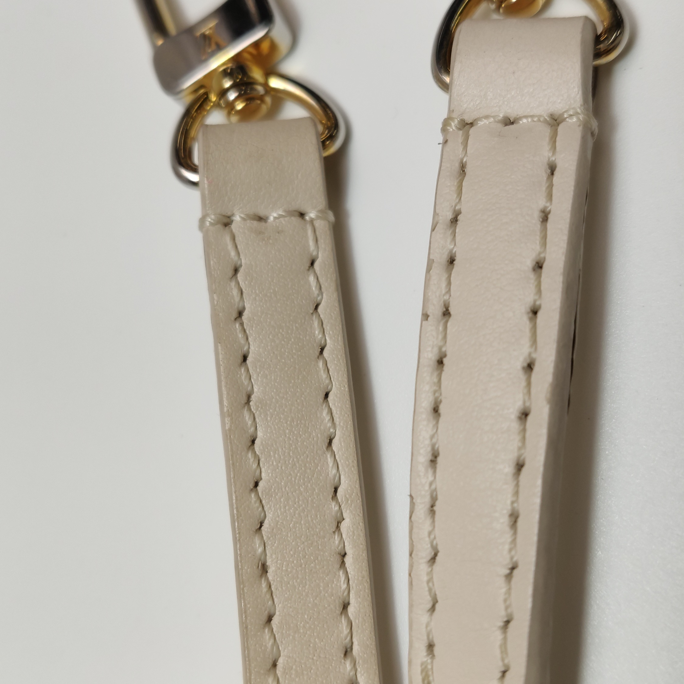 Louis Vuitton(LV) OnTheGo Tote Monogram Empreinte Sunrise Aquarelle BB — photo 14 of 17