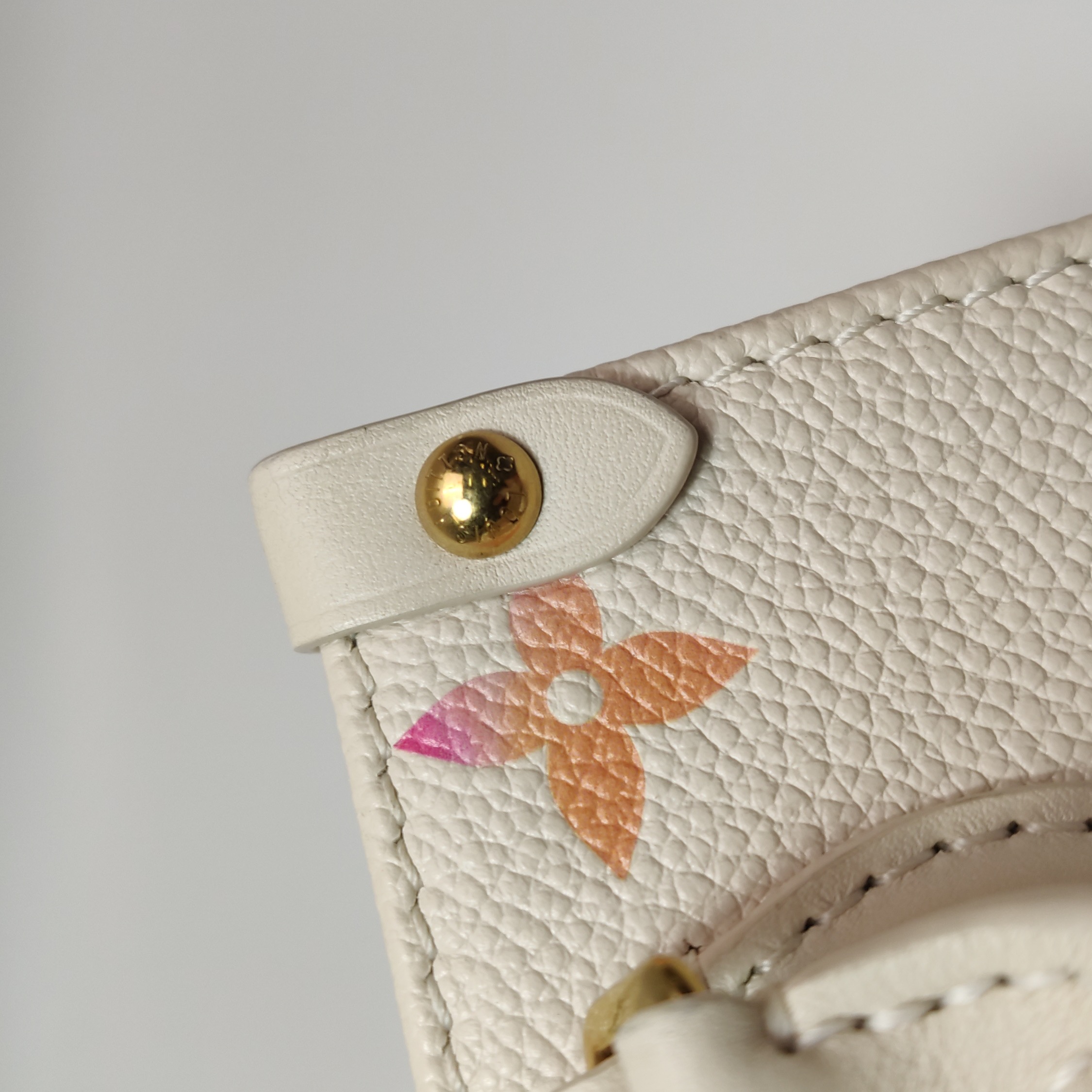 Louis Vuitton(LV) OnTheGo Tote Monogram Empreinte Sunrise Aquarelle BB — photo 11 of 17