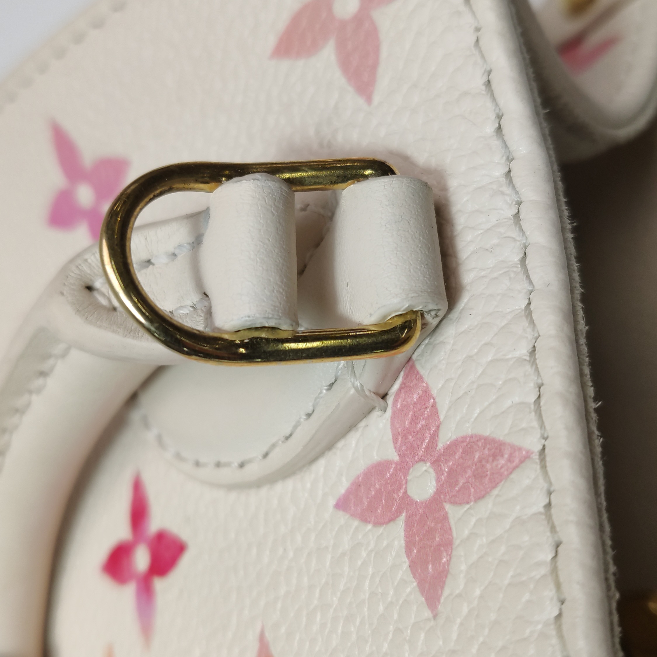 Louis Vuitton(LV) OnTheGo Tote Monogram Empreinte Sunrise Aquarelle BB — photo 10 of 17