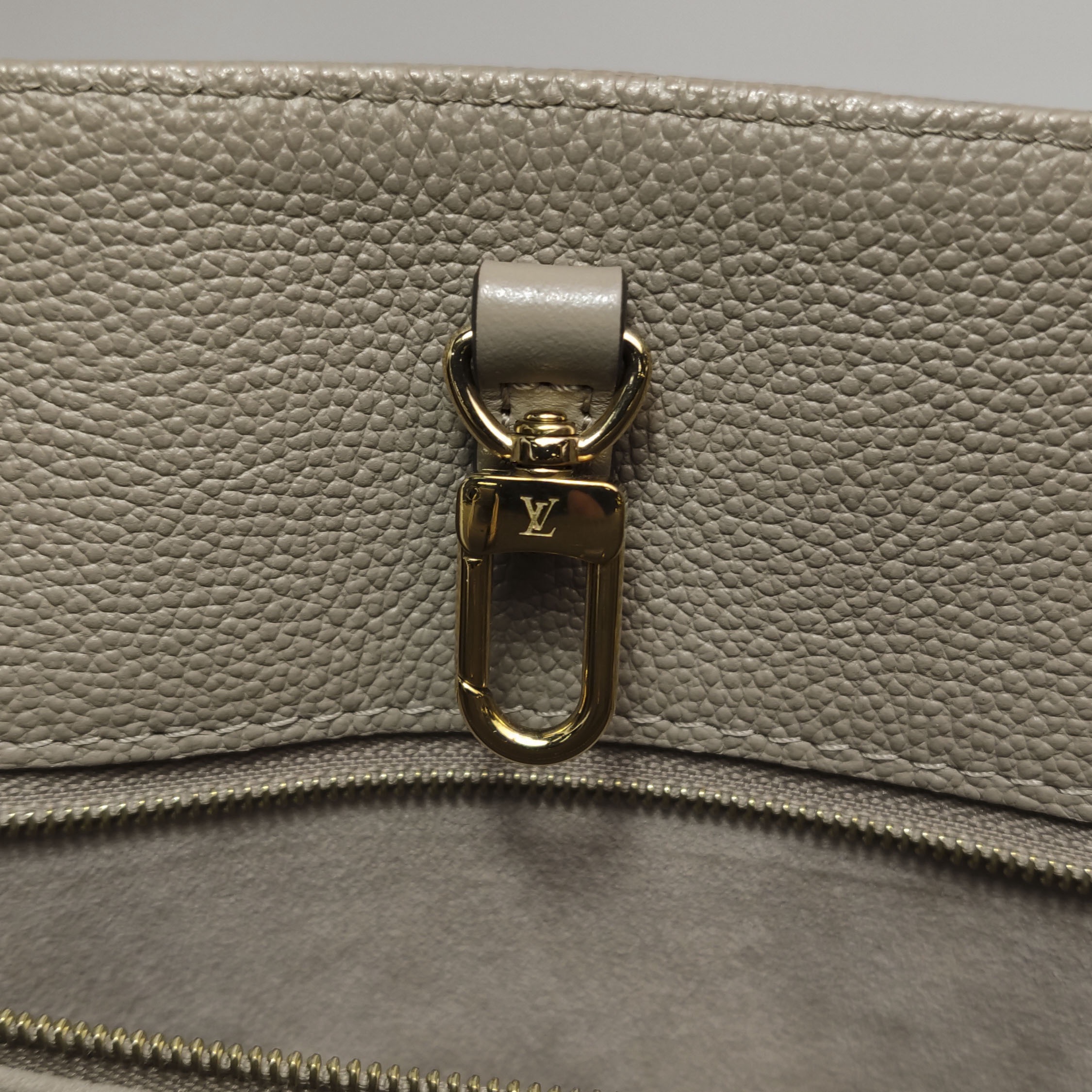 Louis Vuitton(LV) OnTheGo Tote Monogram Empreinte Giant MM — photo 11 of 14