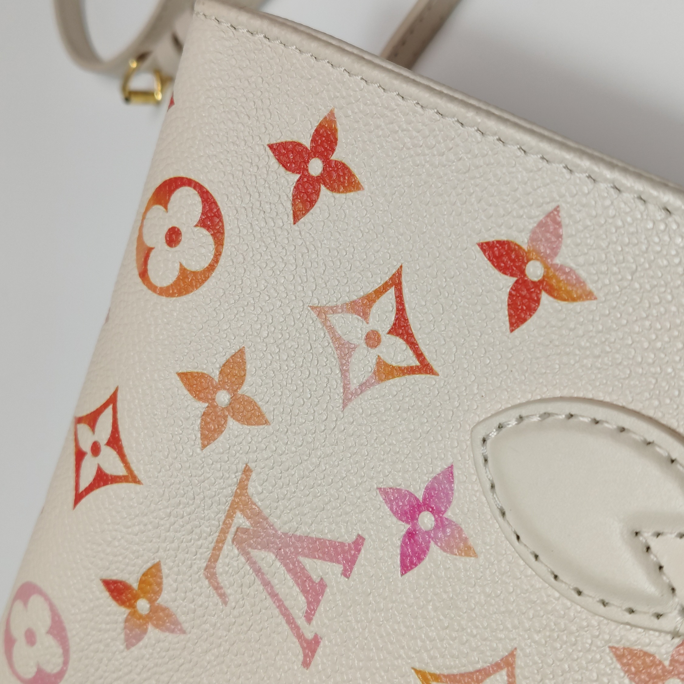 Louis Vuitton(LV) OnTheGo Tote Monogram Empreinte Sunrise Aquarelle BB — photo 8 of 17