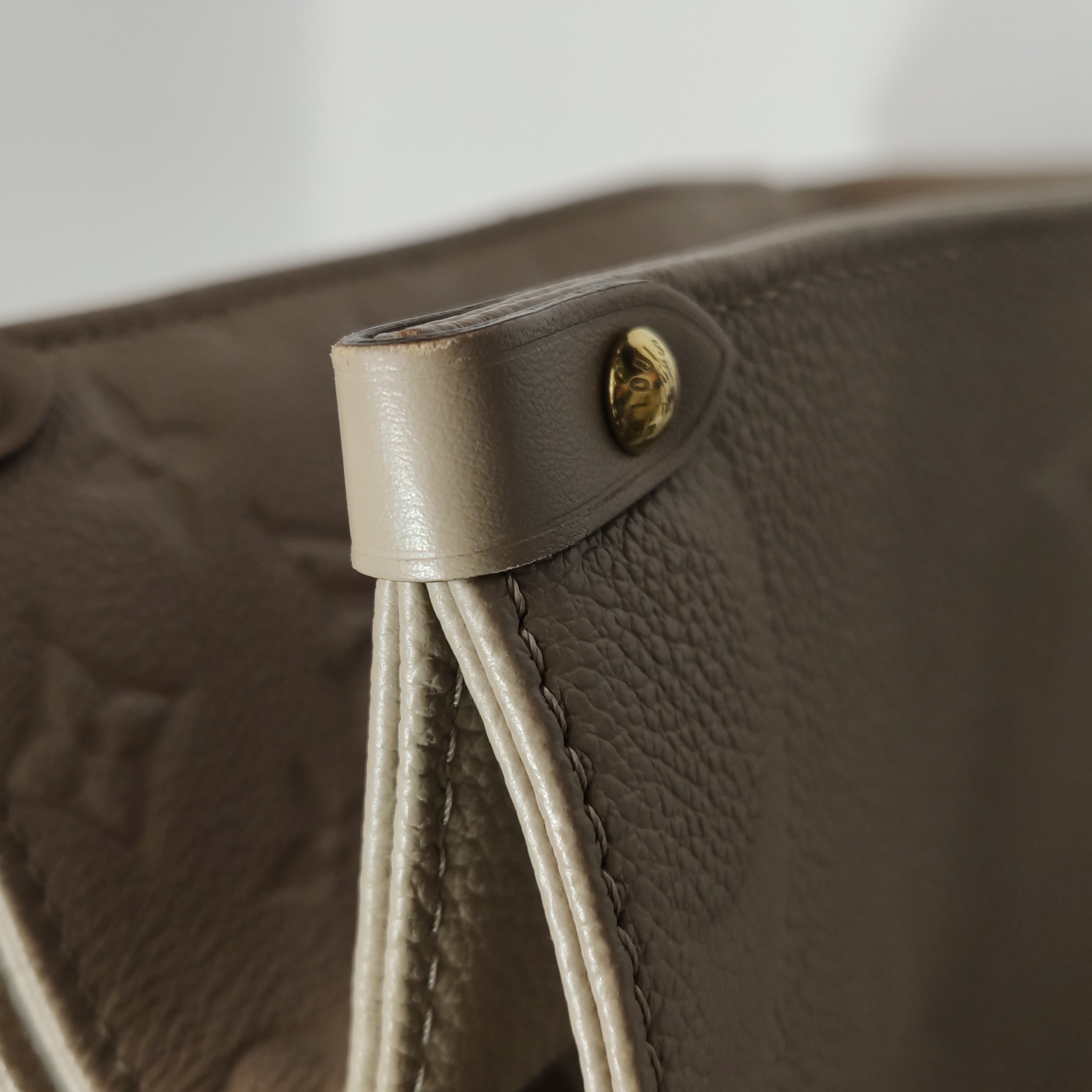 Louis Vuitton(LV) OnTheGo Tote Monogram Empreinte Giant MM — photo 13 of 14