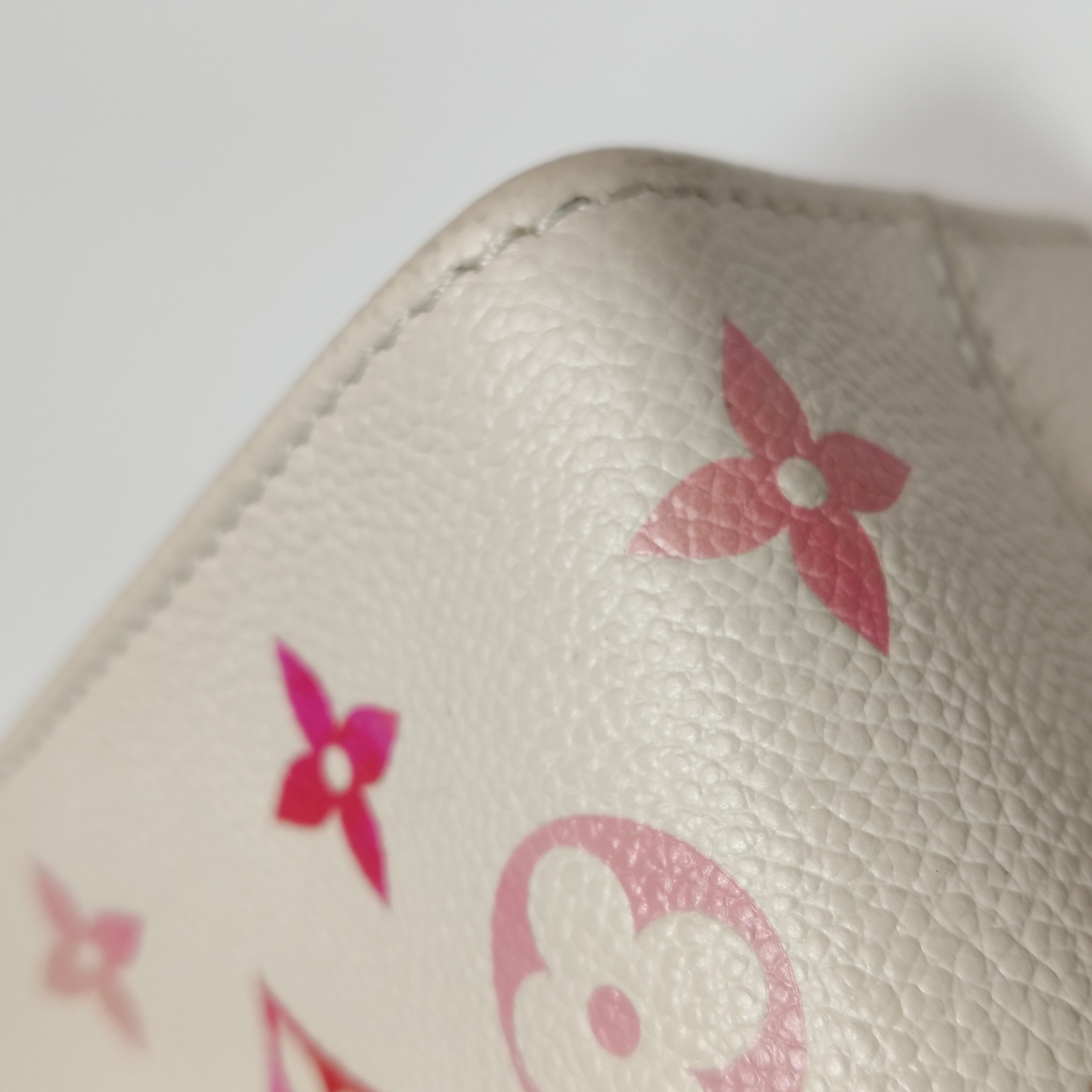 Louis Vuitton(LV) OnTheGo Tote Monogram Empreinte Sunrise Aquarelle BB — photo 9 of 17