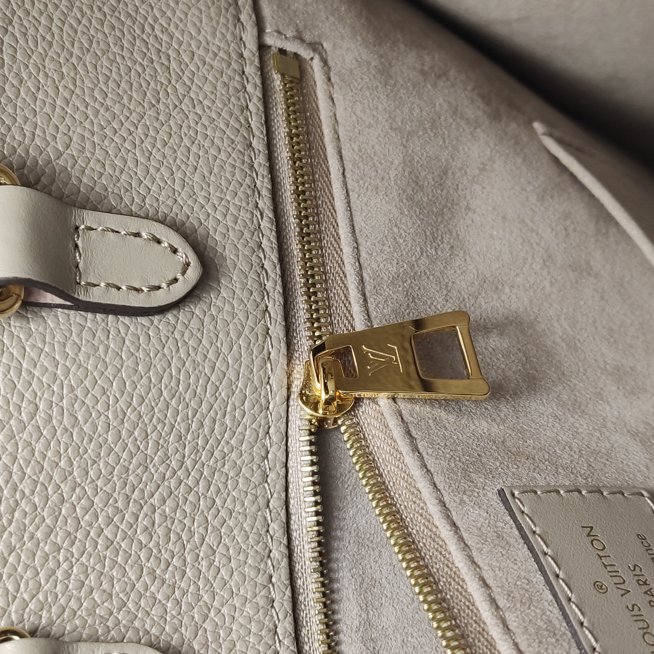 Louis Vuitton(LV) OnTheGo Tote Monogram Empreinte Giant MM — photo 9 of 12