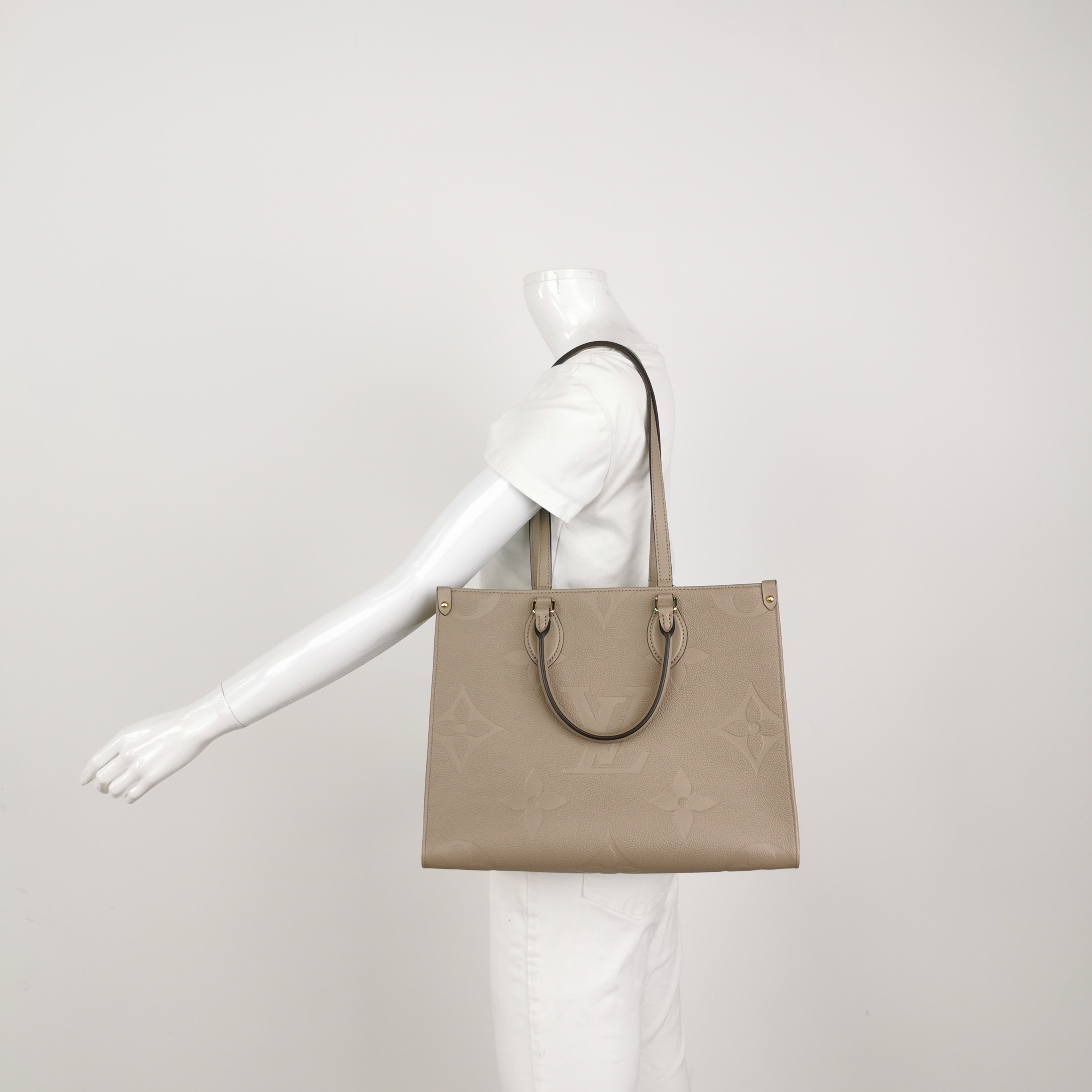 Louis Vuitton(LV) OnTheGo Tote Monogram Empreinte Giant MM — alternate view