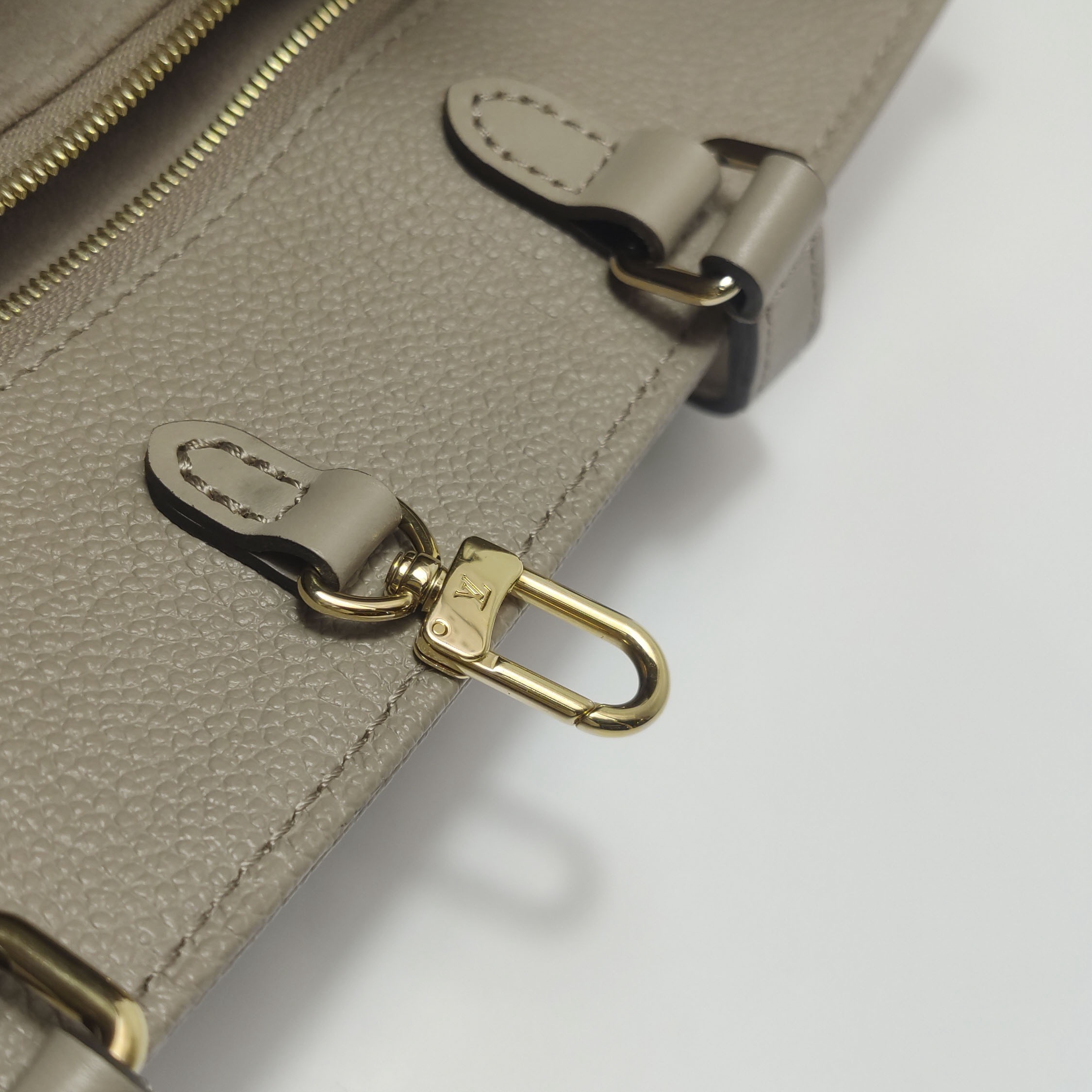 Louis Vuitton(LV) OnTheGo Tote Monogram Empreinte Giant MM — photo 9 of 15