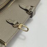 Louis Vuitton(LV) OnTheGo Tote Monogram Empreinte Giant MM — thumbnail 9