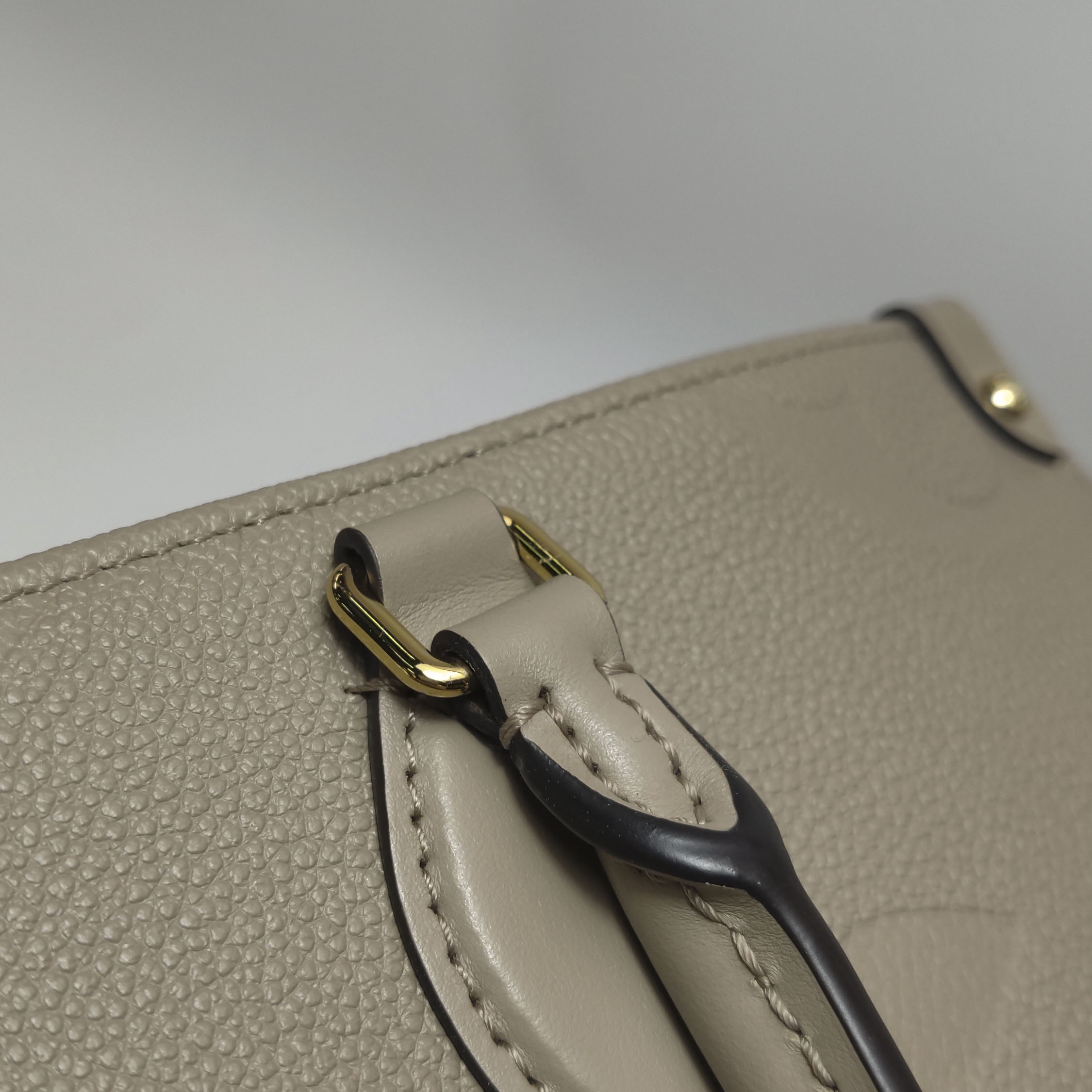 Louis Vuitton(LV) OnTheGo Tote Monogram Empreinte Giant MM — photo 14 of 15