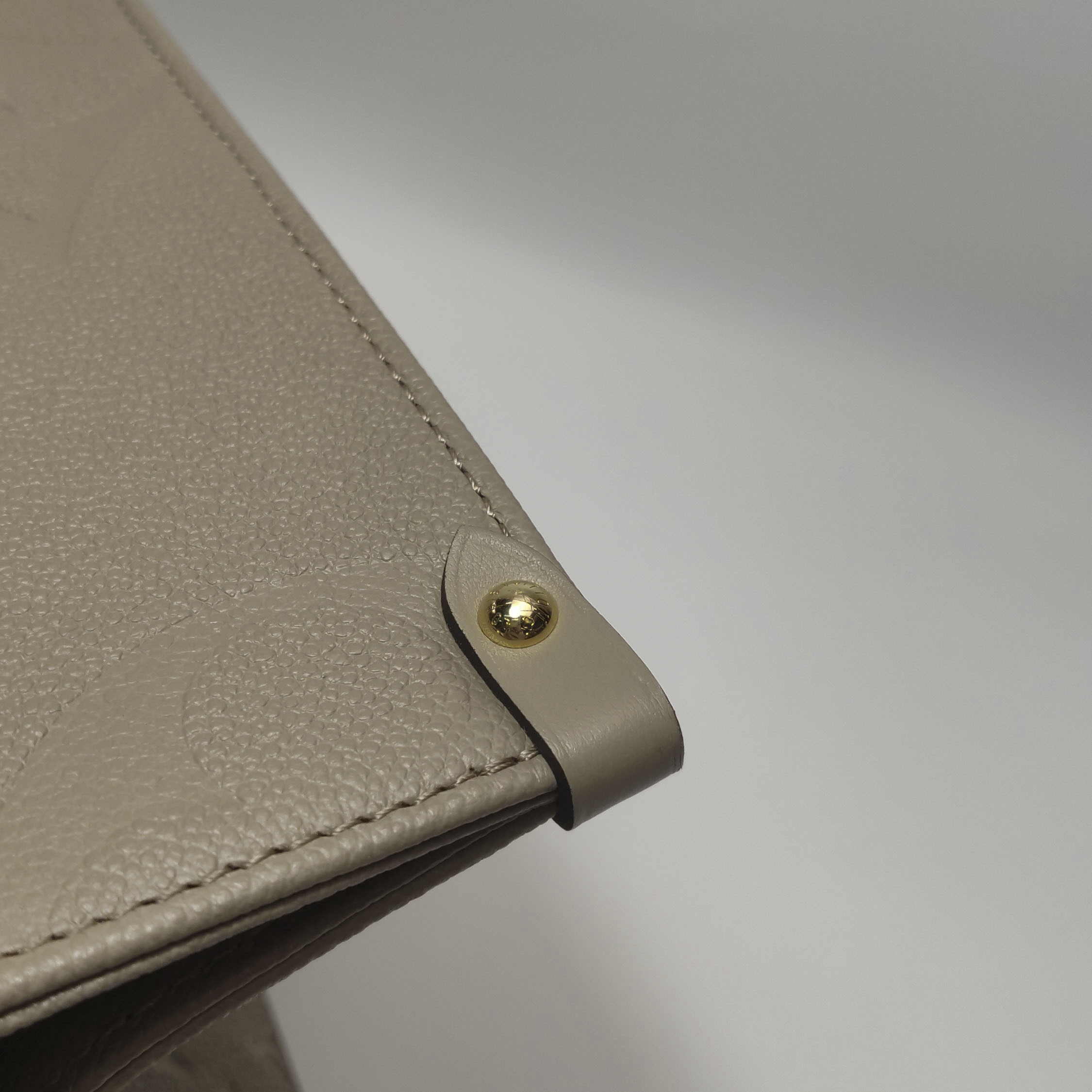 Louis Vuitton(LV) OnTheGo Tote Monogram Empreinte Giant MM — photo 11 of 15
