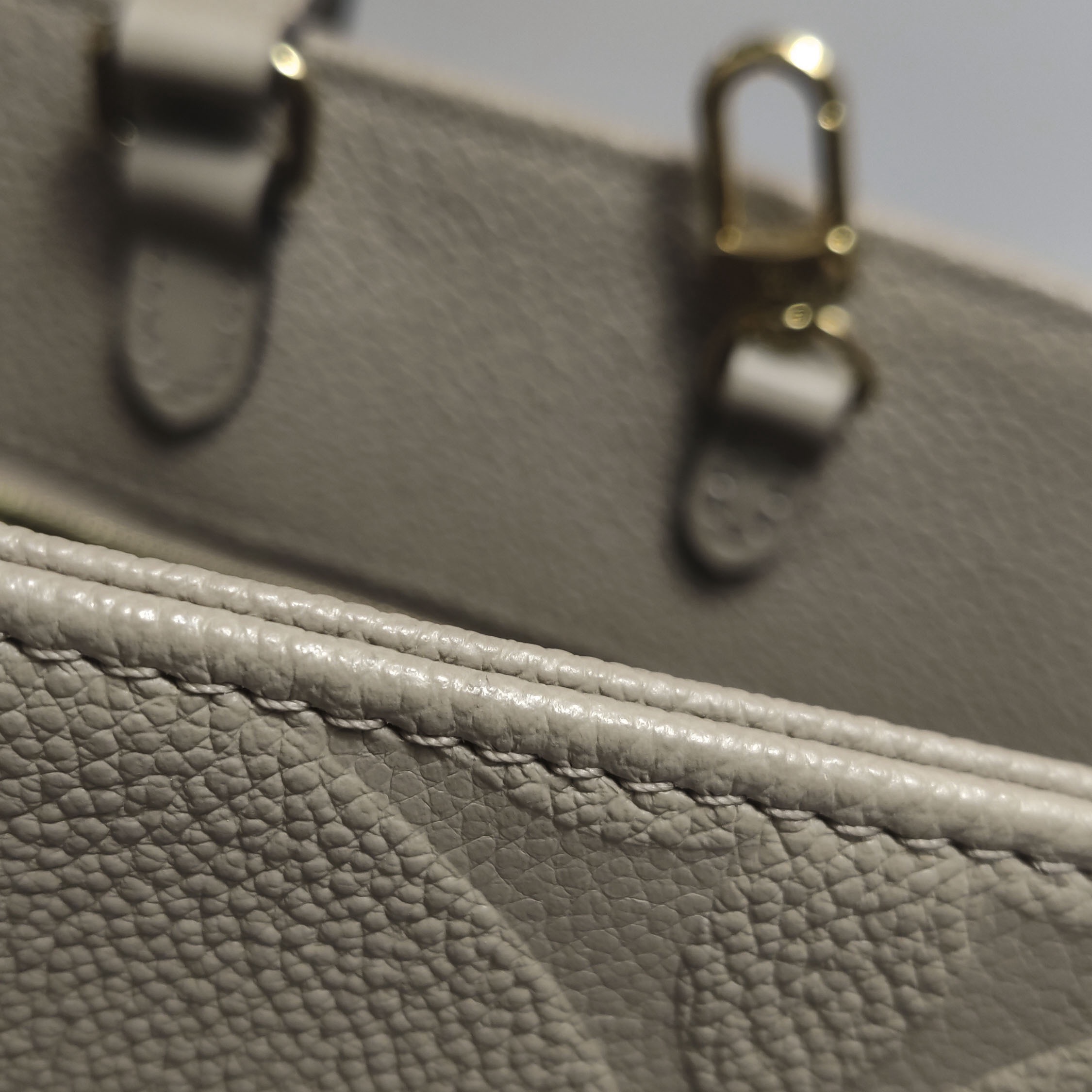 Louis Vuitton(LV) OnTheGo Tote Monogram Empreinte Giant MM — photo 10 of 15
