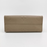 Louis Vuitton(LV) OnTheGo Tote Monogram Empreinte Giant MM — thumbnail 5