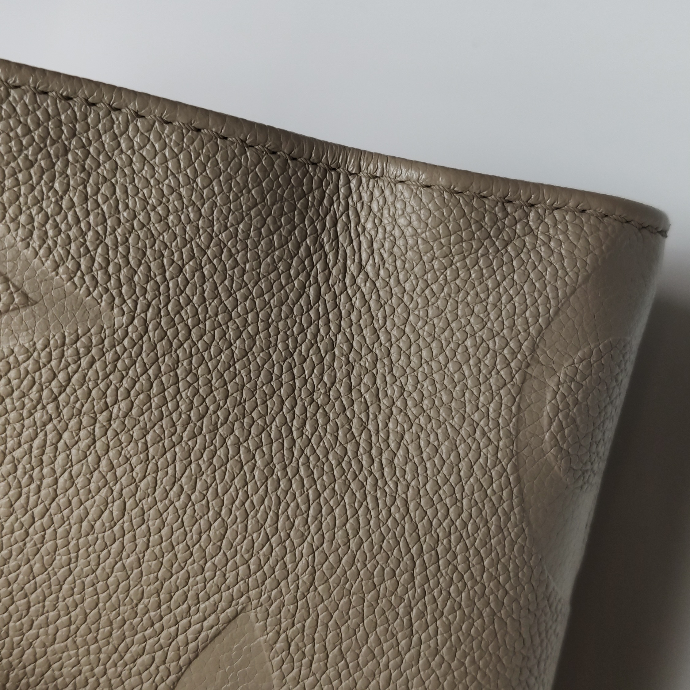 Louis Vuitton(LV) OnTheGo Tote Monogram Empreinte Giant MM — photo 11 of 13